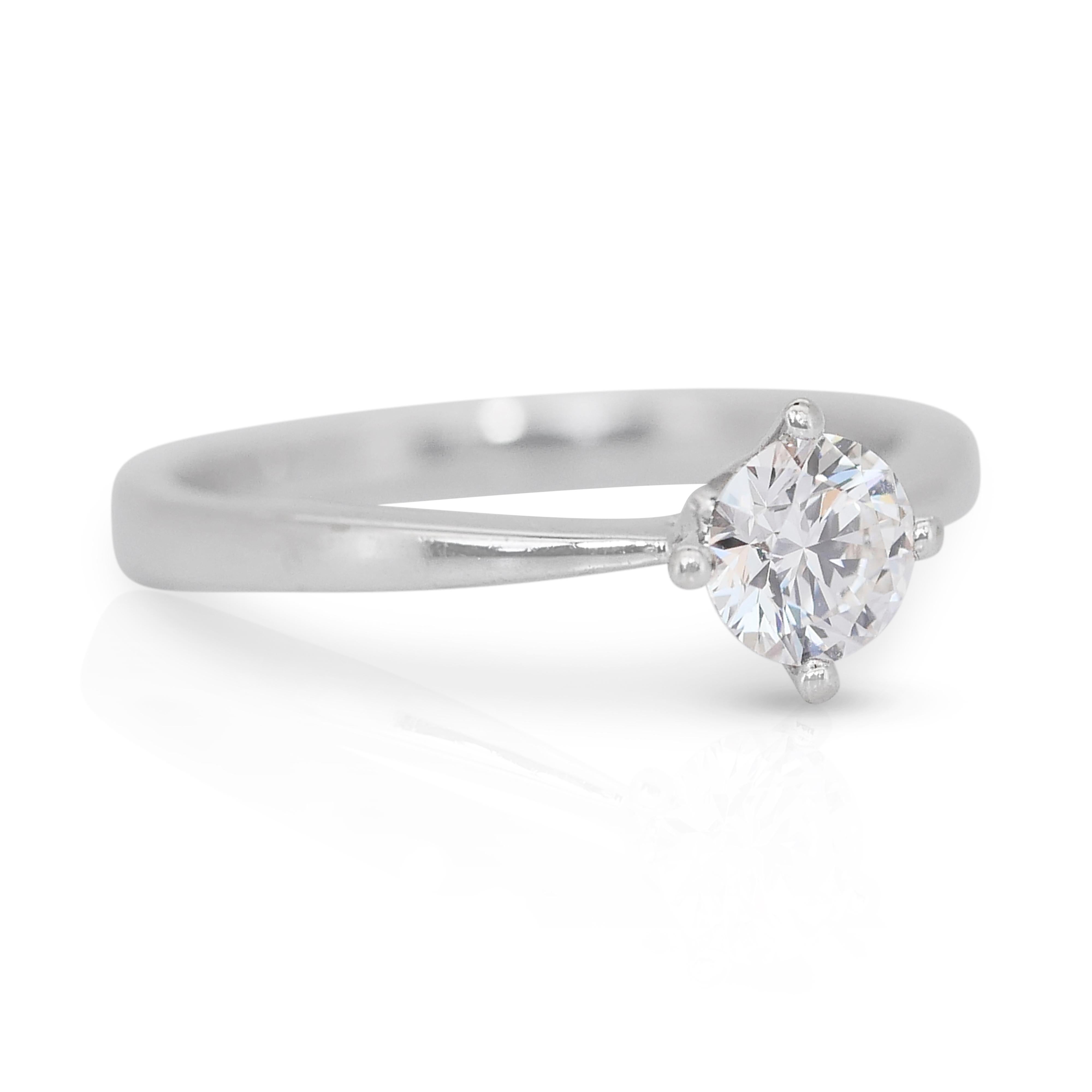 Classic 0.55ct Diamond Solitaire Ring in 18k White Gold - IGI Certified

This elegant diamond solitaire ring showcases a brilliant 0.55ct round diamond centerpiece. This diamond offers exceptional brilliance and a sleek, timeless design. Certified