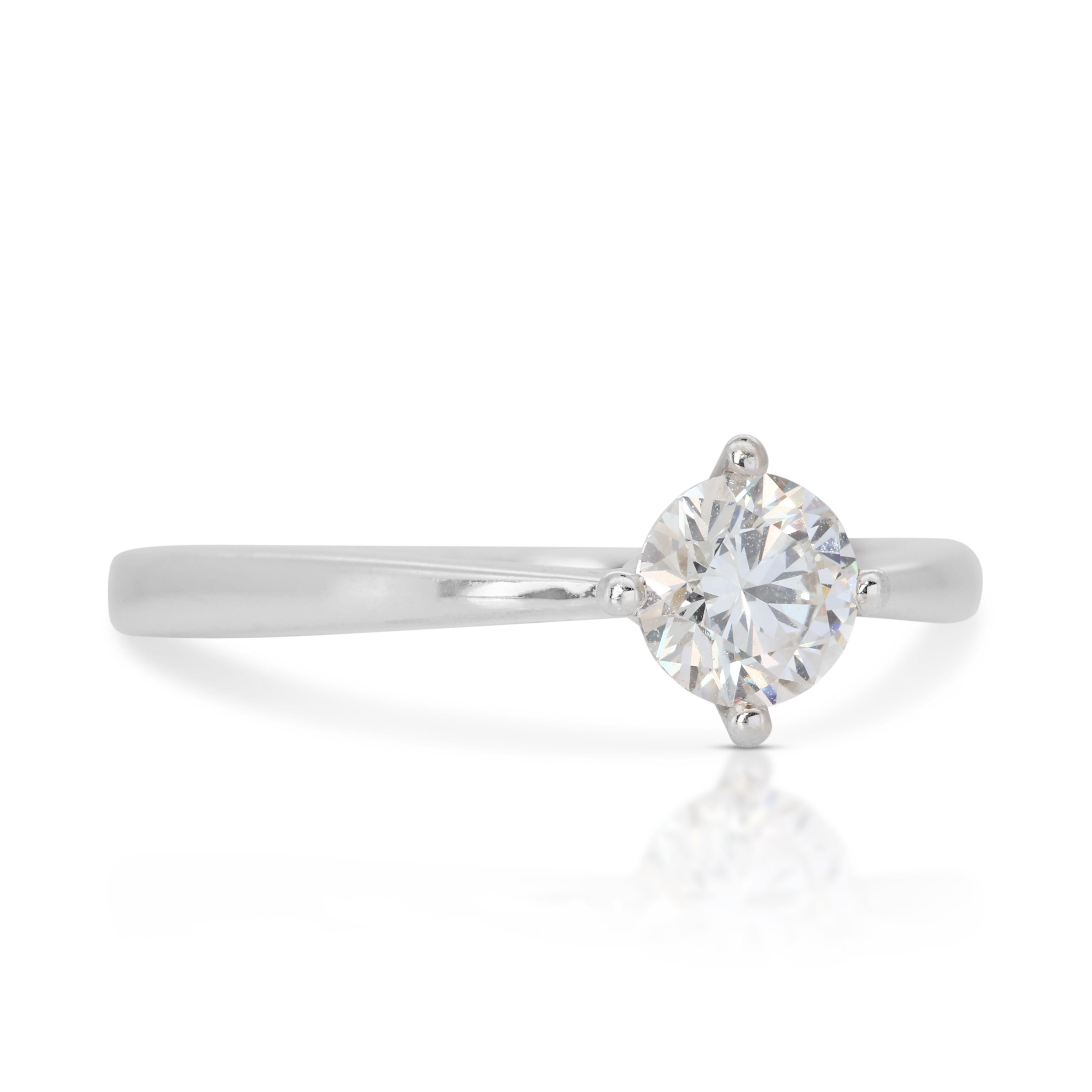 Stunning 18K White Gold Solitaire Ring In New Condition For Sale In רמת גן, IL