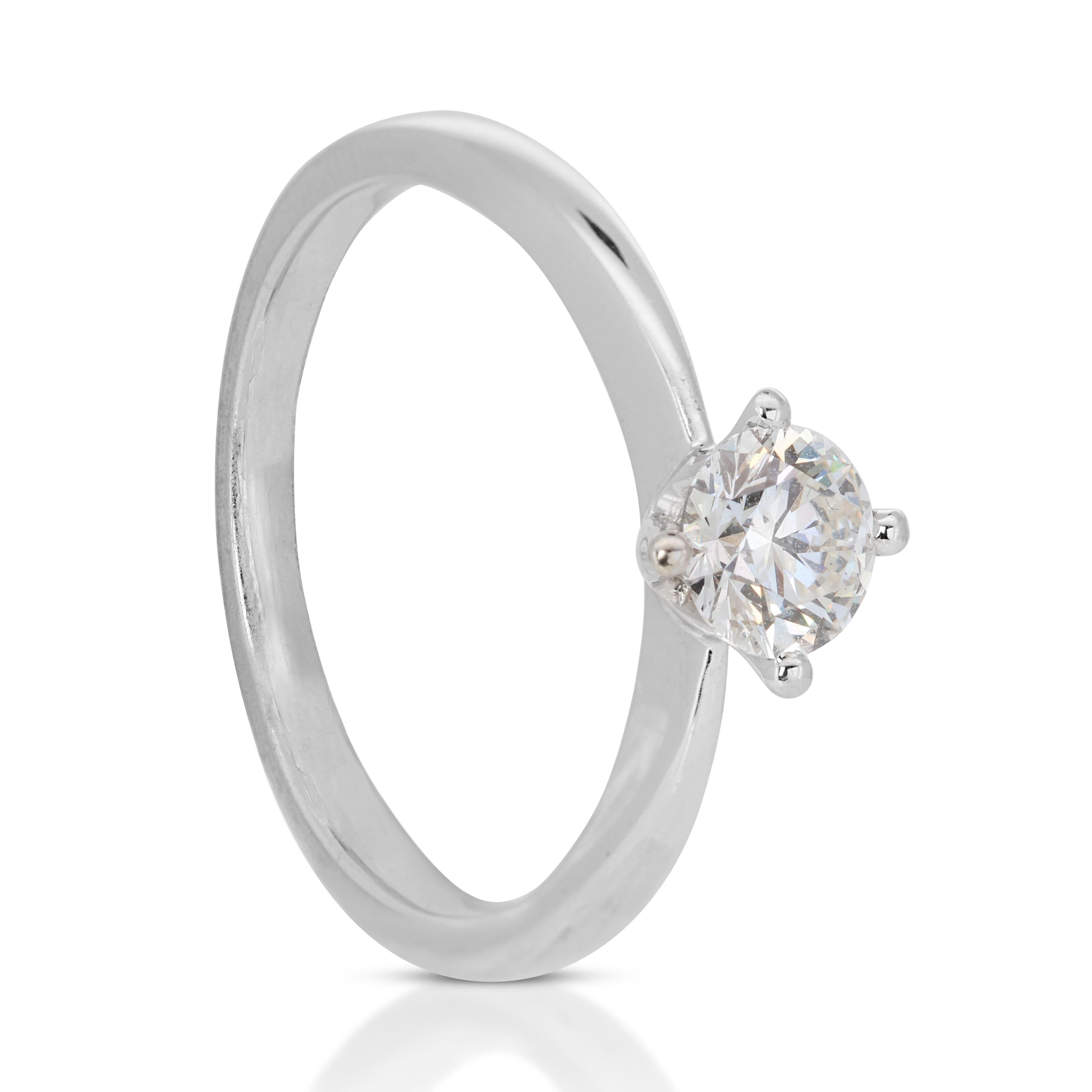 Stunning 18K White Gold Solitaire Ring For Sale 3
