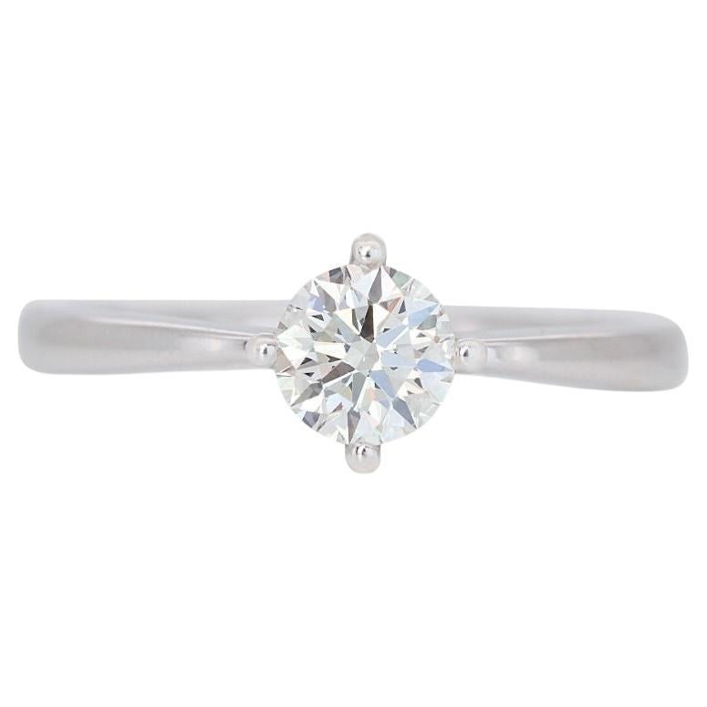 Round Cut Stunning 18K White Gold Solitaire Ring For Sale