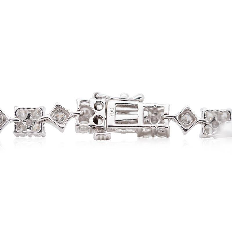 Wunderschönes Tennis-Diamantenarmband aus 18 K Weißgold mit 2,70 Karat natürlichen und runden Brillanten. Dieses Schmuckstück wird mit einem IGI-Zertifikat geliefert. 

90 Diamant-Hauptsteine von je 0,030 ct., insgesamt 2,70 ct.
Schliff: runder