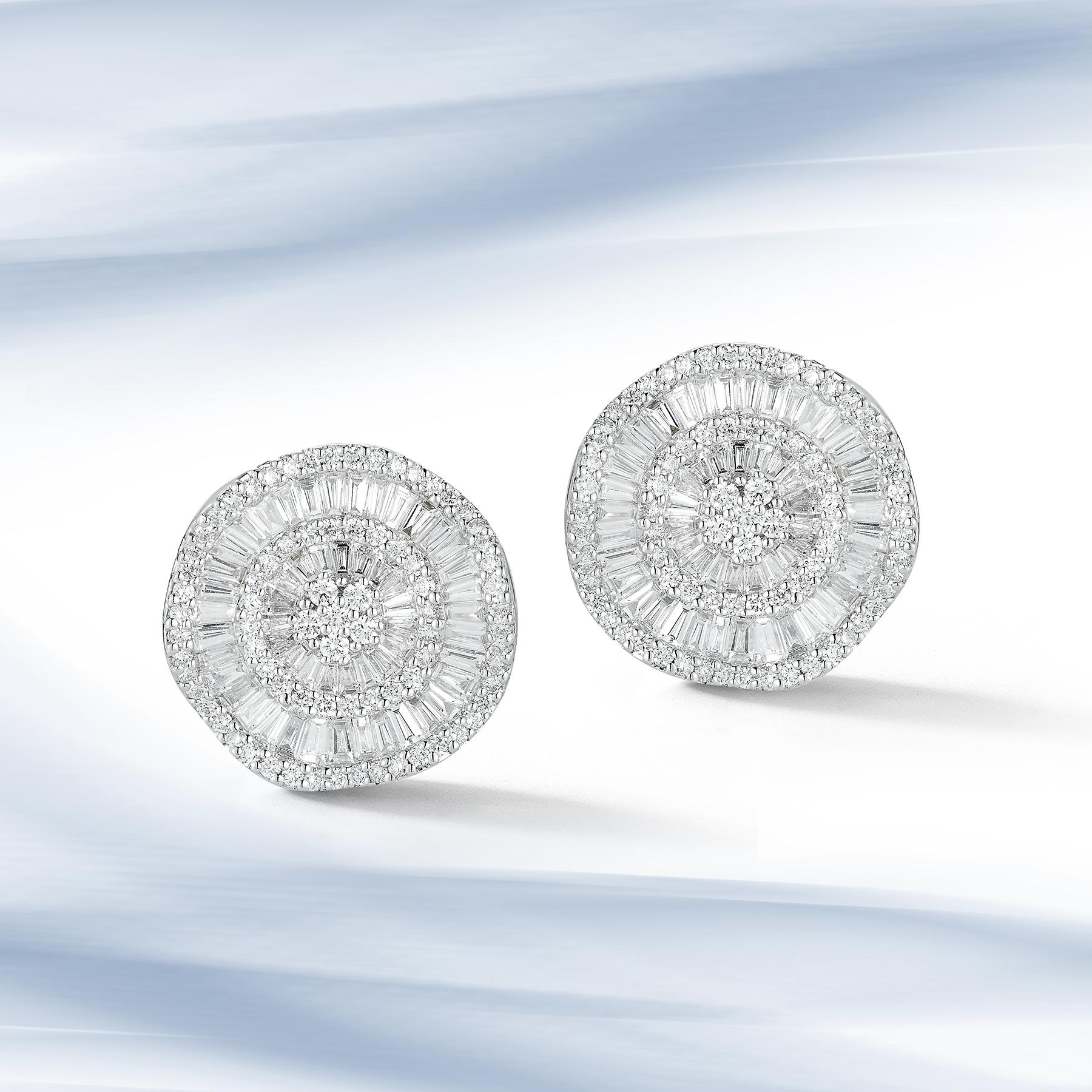 Moderne Superbes boucles d'oreilles en or 18 carats à motif de boutons uniques avec plus de 260 diamants en vente