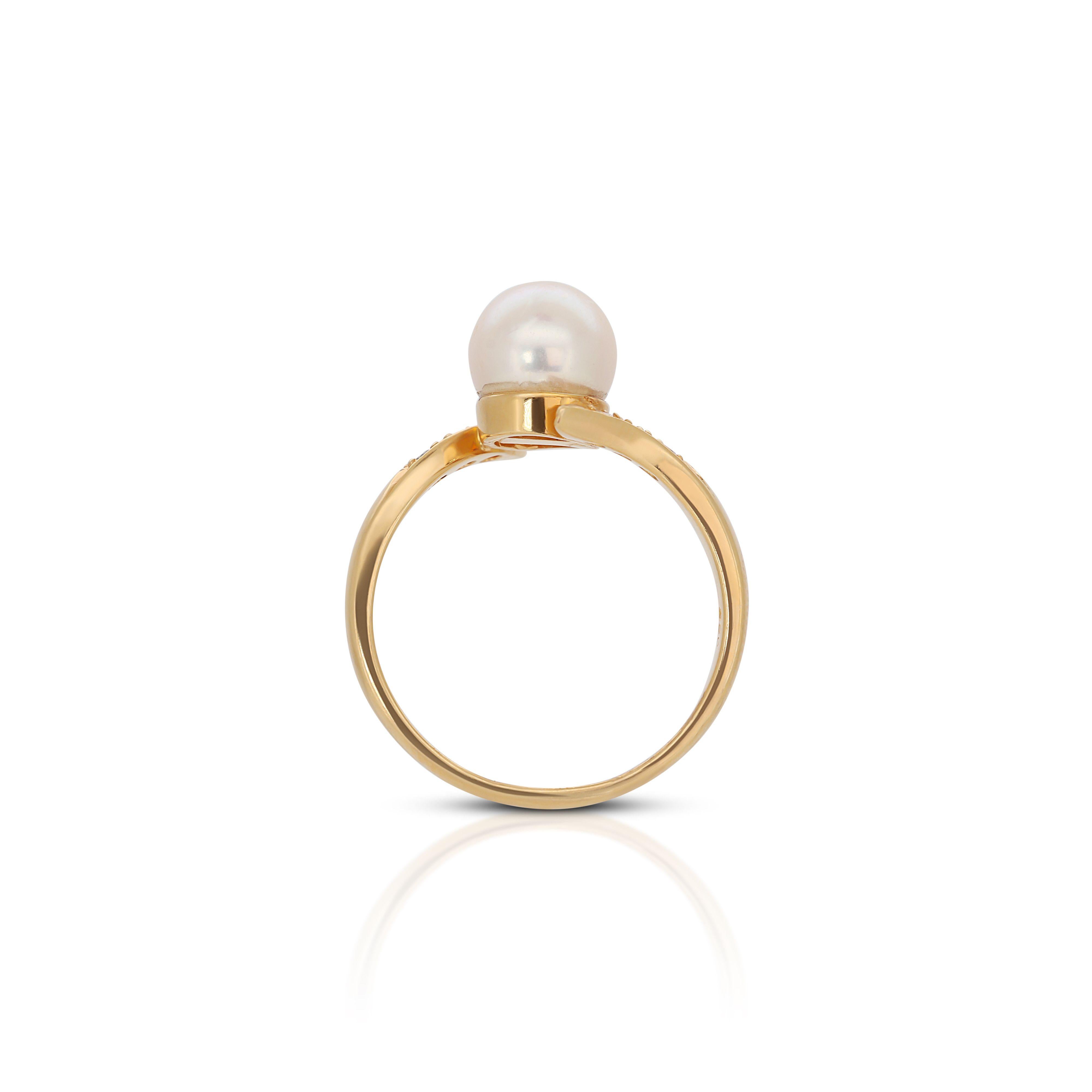 Women's Stunning 18k Yellow Gold 0.06 Akoya Pearl For Sale