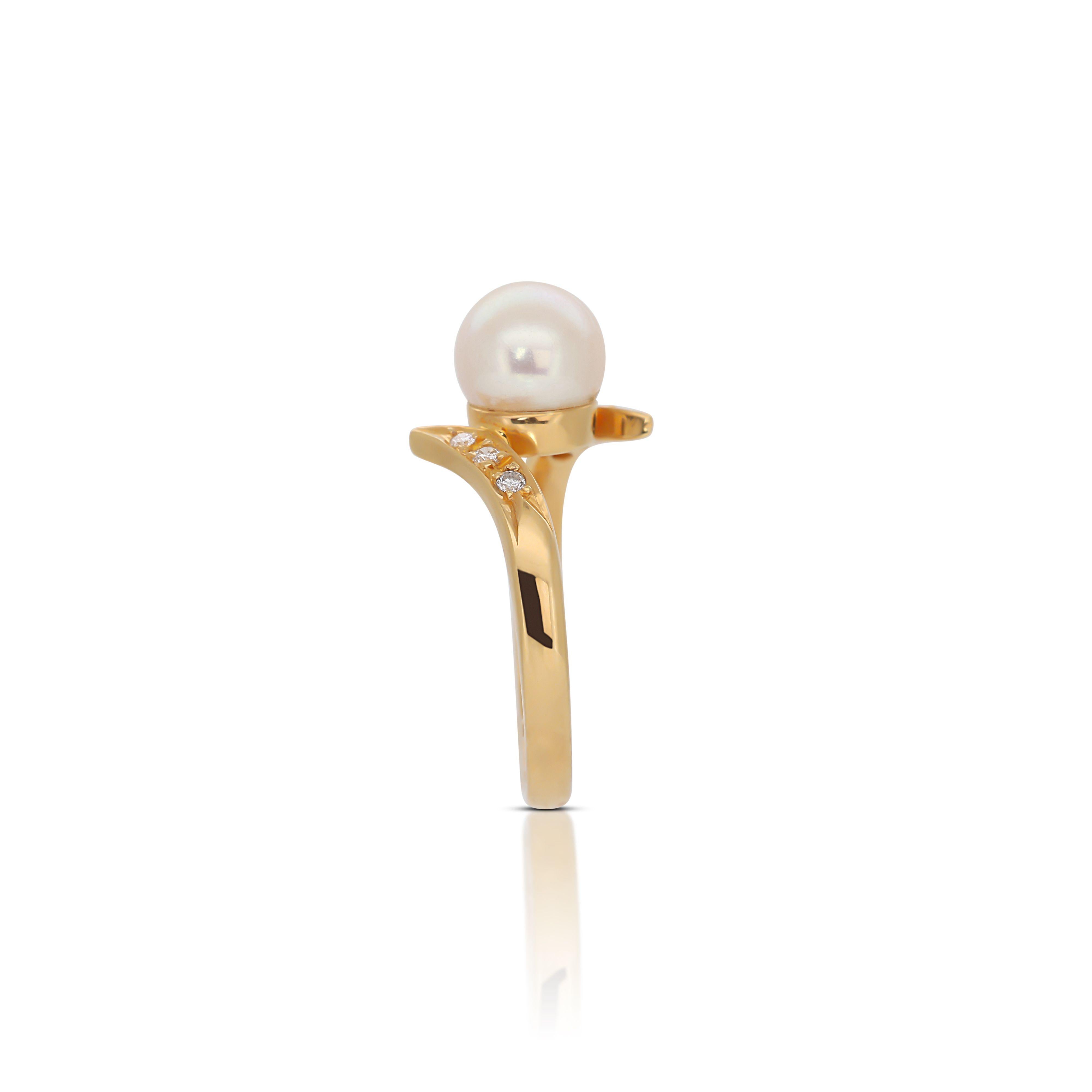 Stunning 18k Yellow Gold 0.06 Akoya Pearl For Sale 1