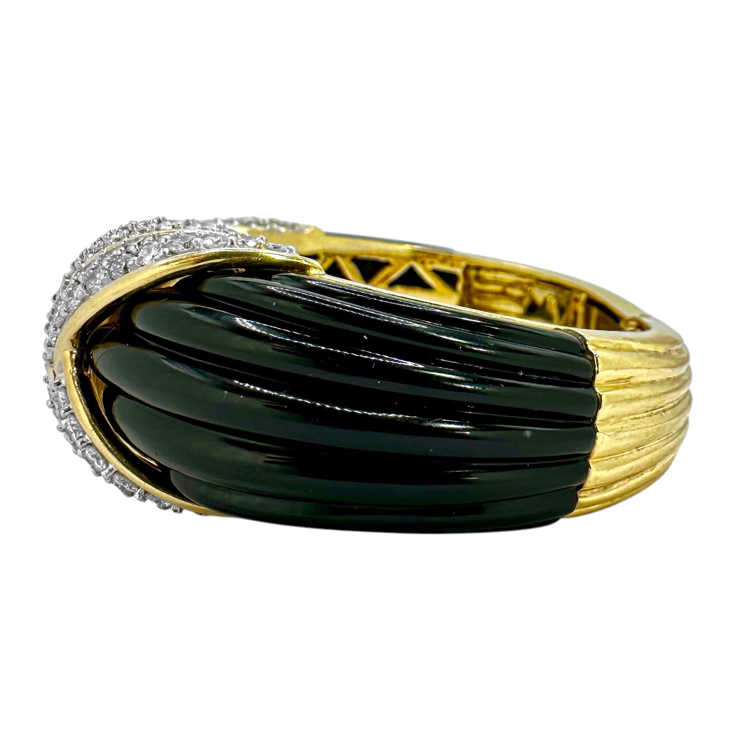 Taille brillant Superbe manchette en or jaune 18 carats, diamants et onyx cannelé du designer Charles Turi en vente