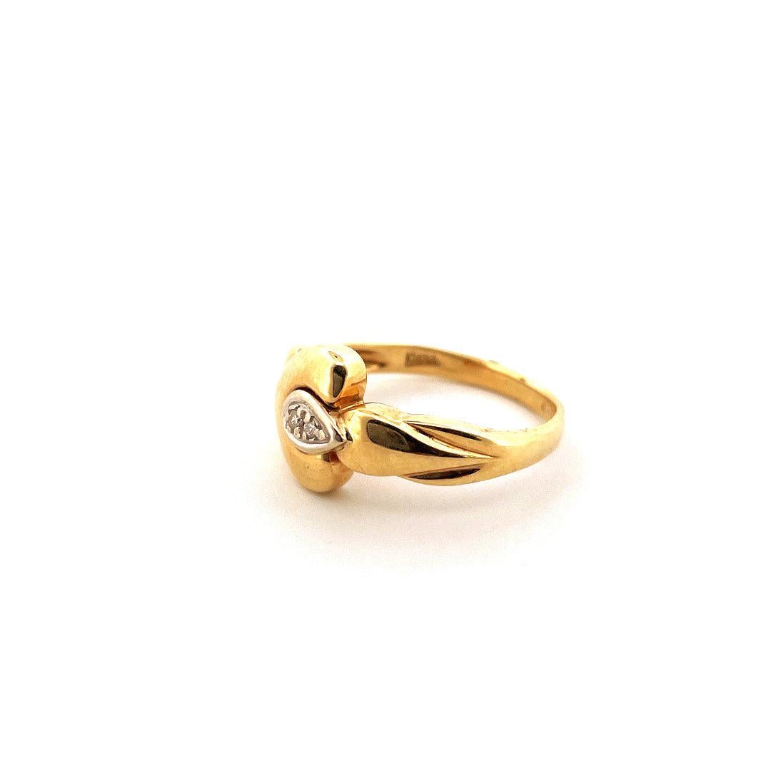 Introducing our stunning 18K yellow gold ring, weighing in at 3.9g and adorned with a breathtaking 0.05 carat diamond. 
This exquisite piece of jewelry is the epitome of elegance.

size 7

