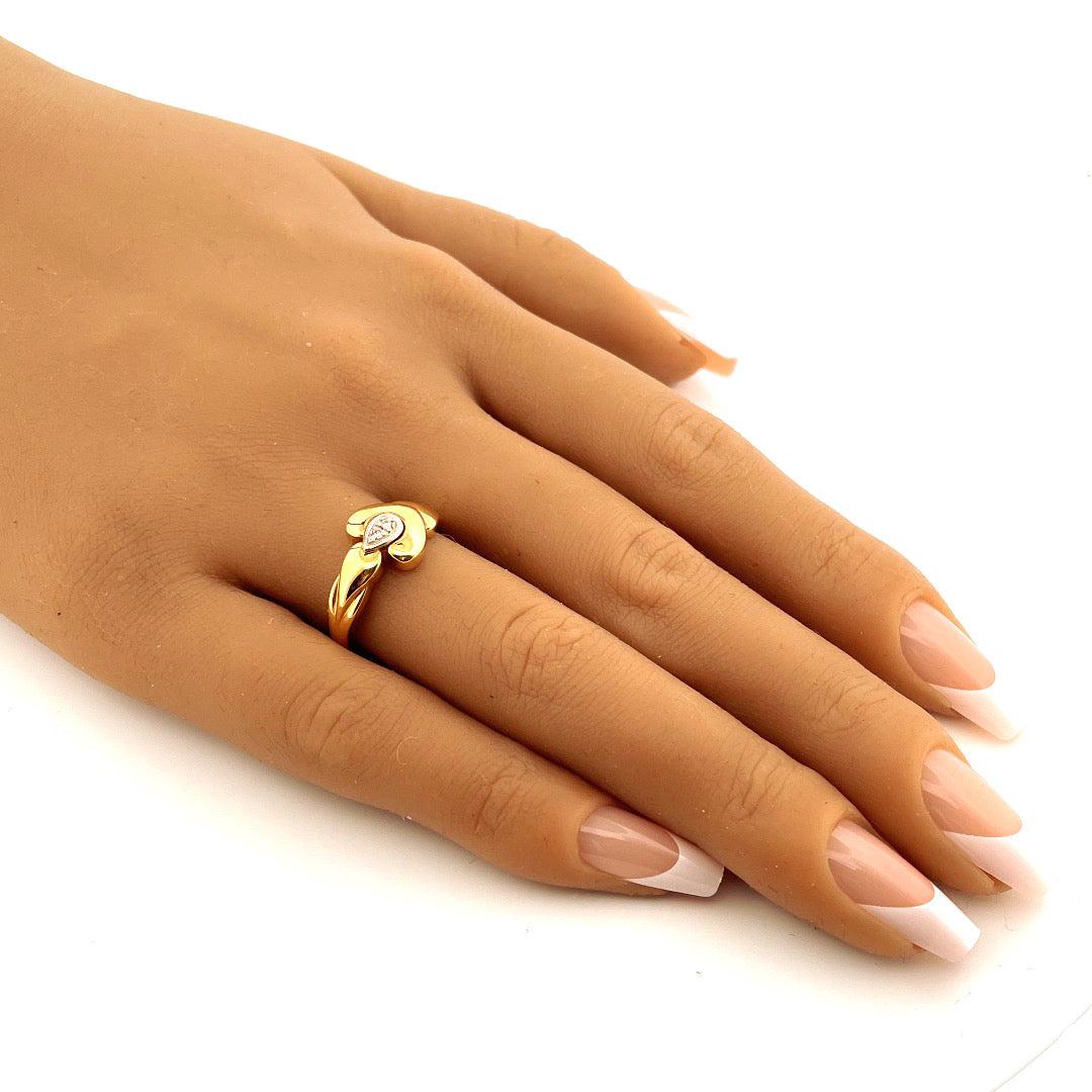 Women's Stunning 18K Yellow Gold Diamond Ring For Sale