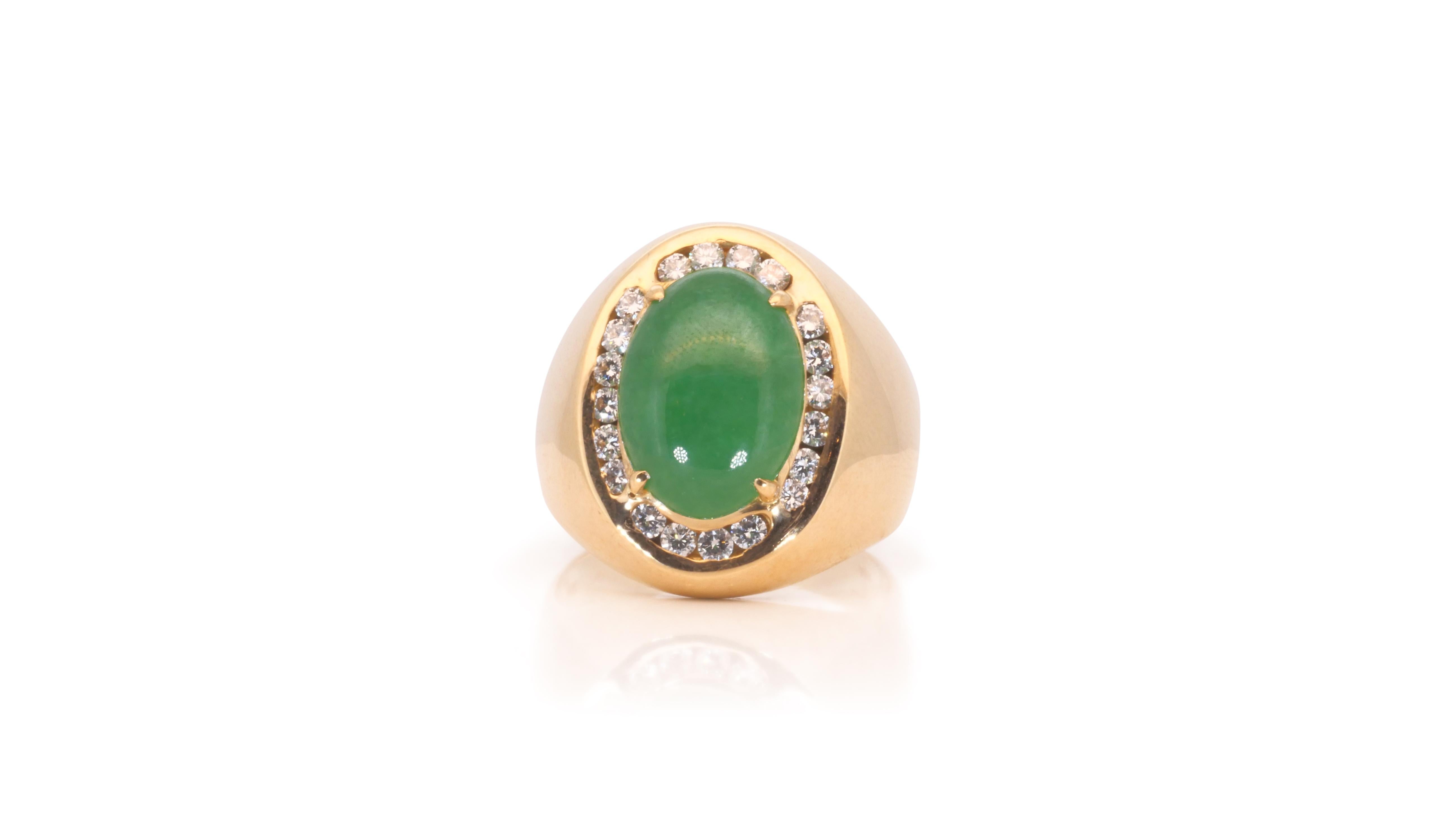 Atemberaubender Vintage-Ring aus 18 Karat Gelbgold mit 2,40 Karat natürlicher Jade und Diamanten (Ovalschliff) im Angebot