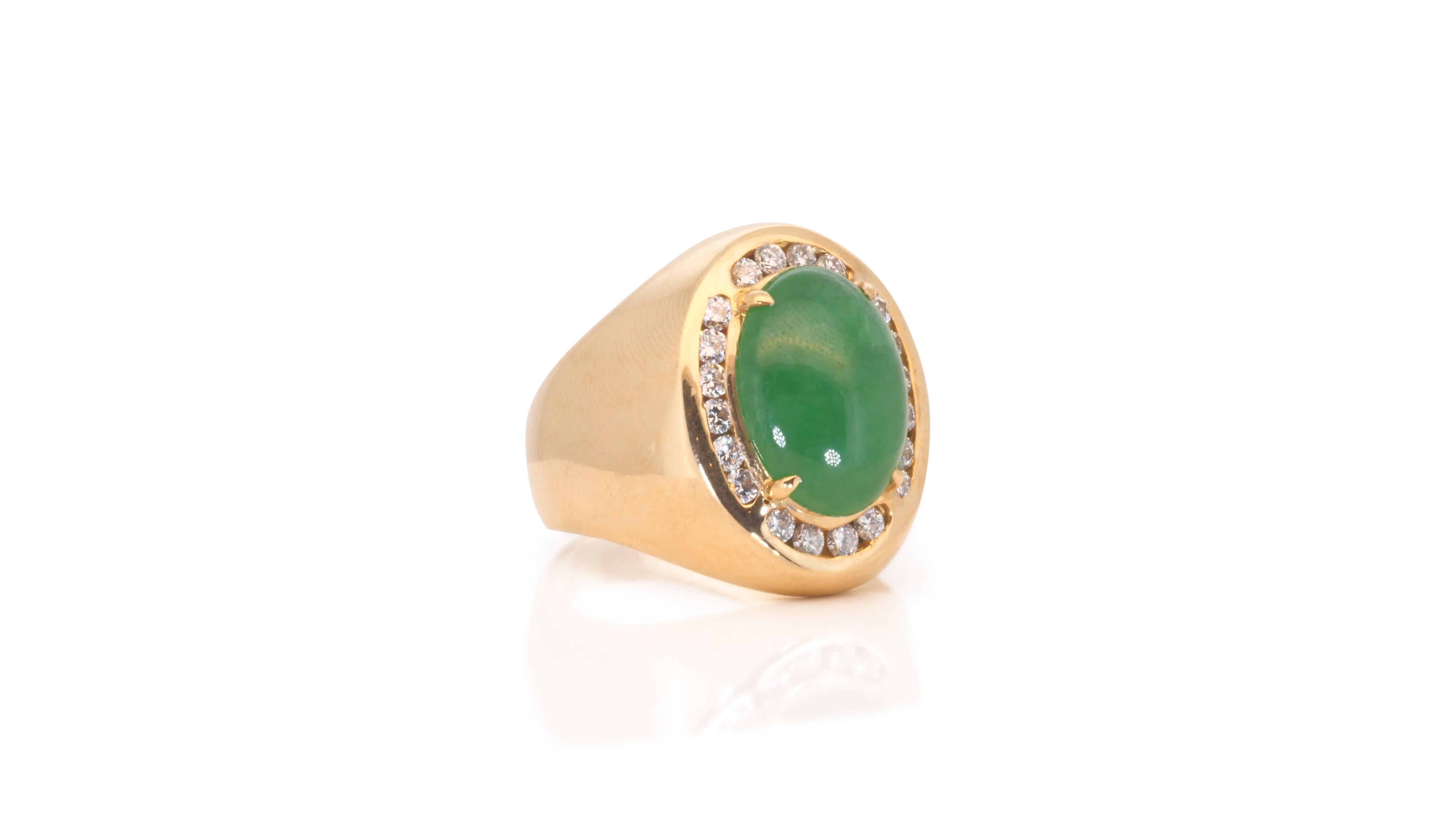 Stunning 18k Yellow Gold Dome Vintage Ring w/ 2.40ct Natural Jade and Diamonds In Excellent Condition For Sale In רמת גן, IL