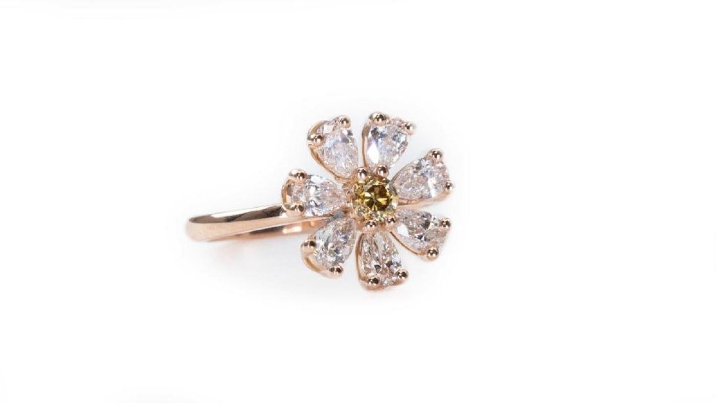 Stunning 18k Yellow Gold Flower Ring with 1.08 Ct Natural Diamond, AIG Cert In New Condition For Sale In רמת גן, IL