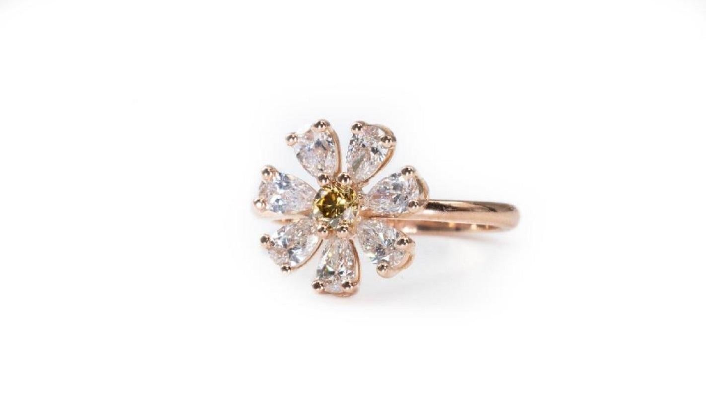 Stunning 18k Yellow Gold Flower Ring with 1.08 Ct Natural Diamond, AIG Cert For Sale 1