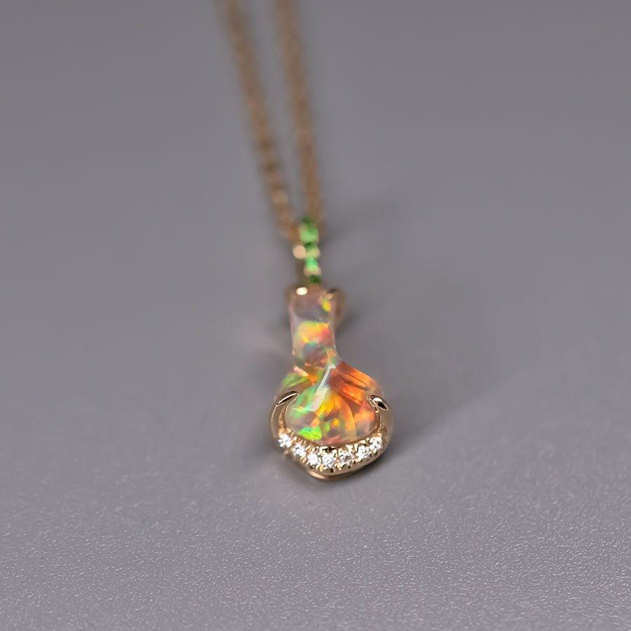Brilliant Cut Stunning 18K Yellow Gold Pendant Necklace with Fire Opal, Diamond For Sale