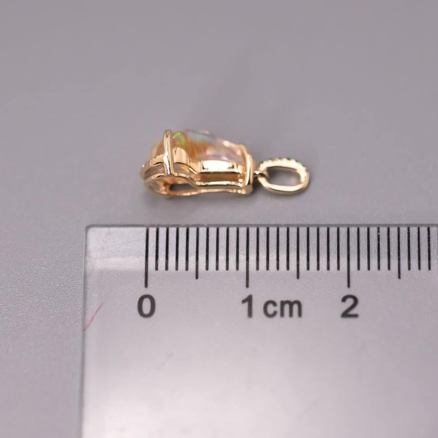 Stunning 18K Yellow Gold Pendant Necklace with Fire Opal, Diamond For Sale 1