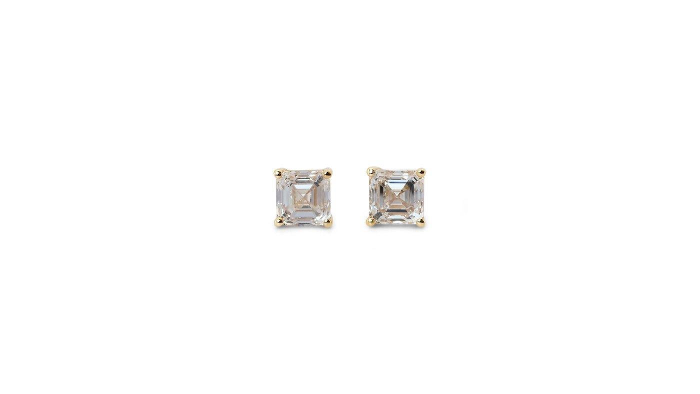 A classic pair of stud earrings with dazzling 2.02 carat asscher cut diamonds. The jewelry is made of 18K yellow gold with a high quality polish. It comes with IGI certificate and a fancy jewelry box.

2 diamonds main stone of 2.02 carat
cut: square