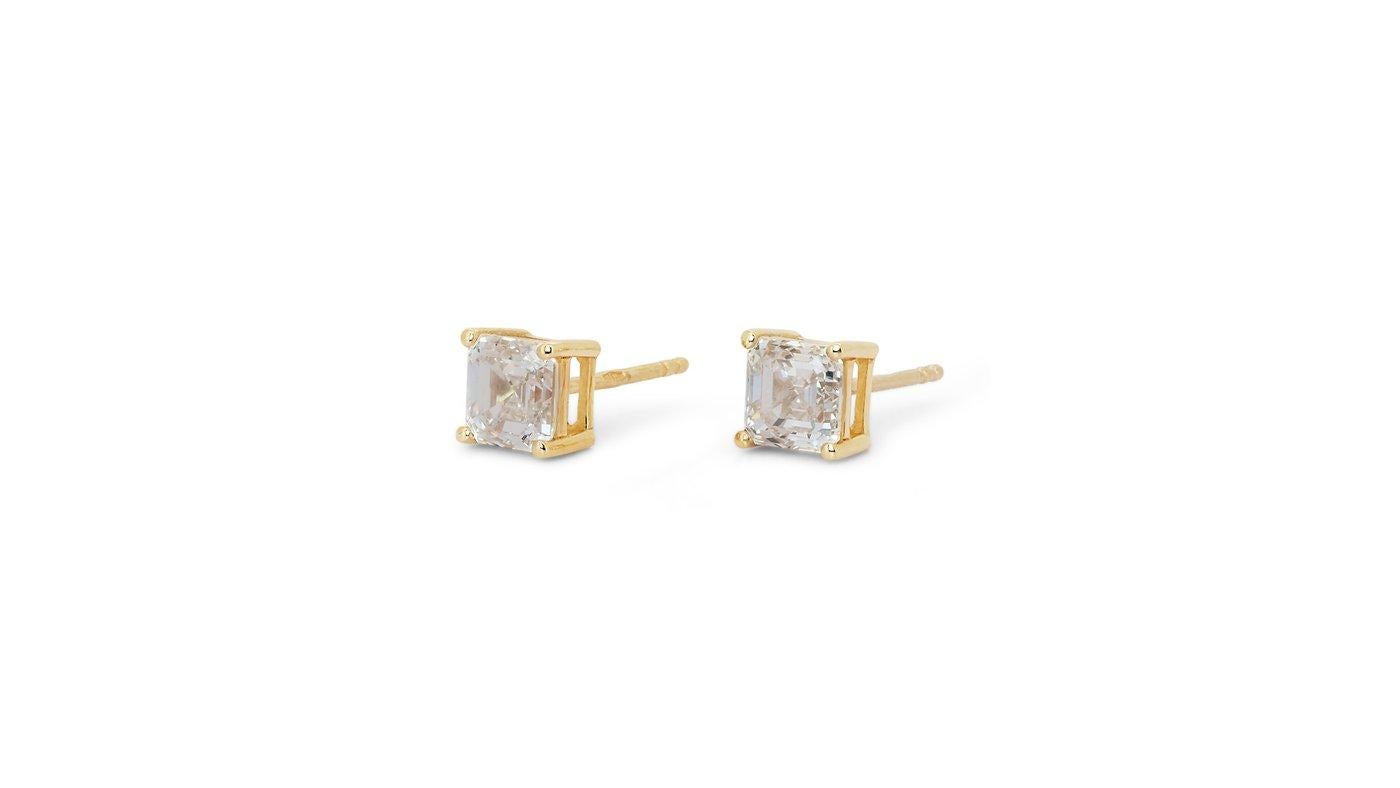 Stunning 18k Yellow Gold Stud Earrings with 2.02ct Natural Diamonds IGI Cert In New Condition For Sale In רמת גן, IL