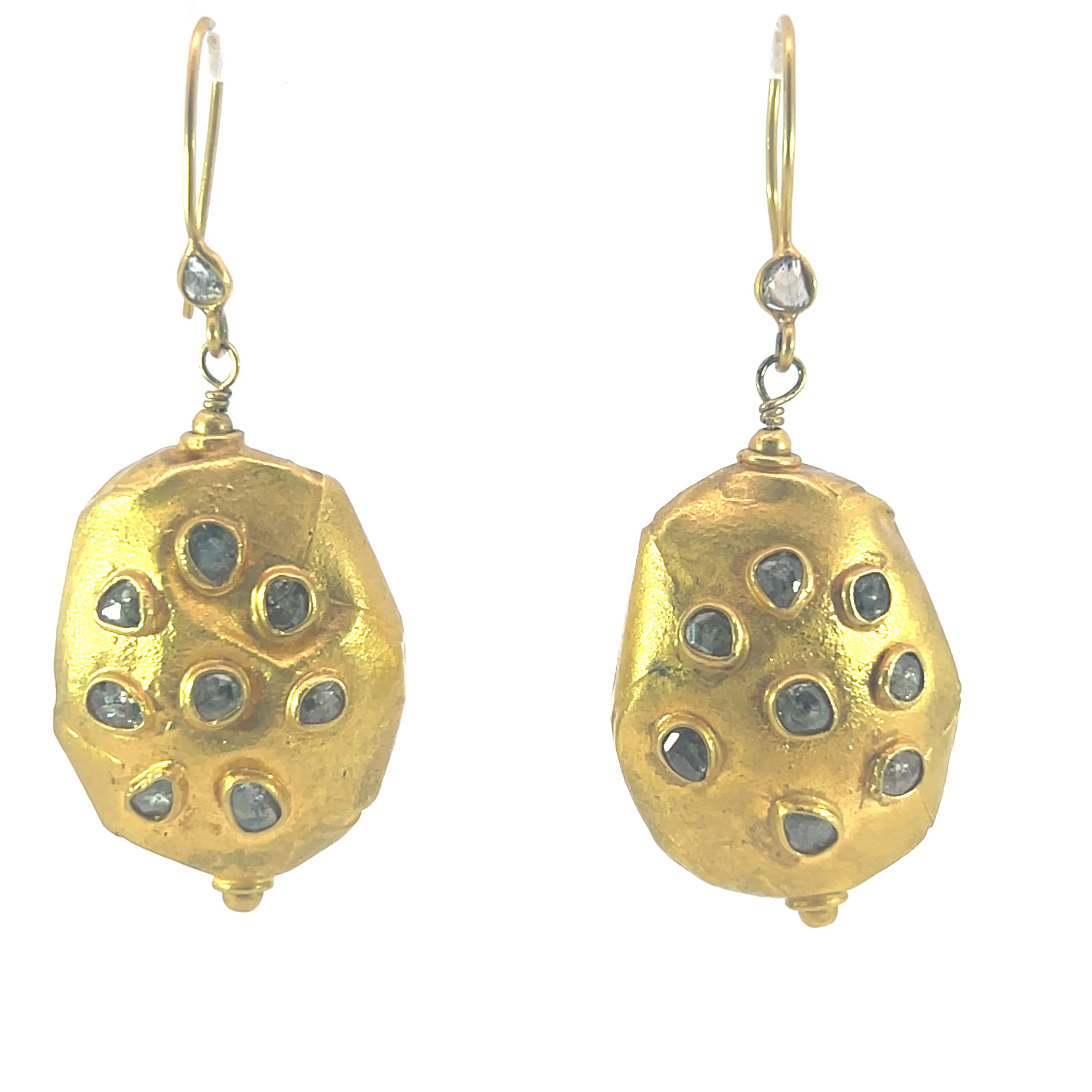 Prova il fascino di questi splendidi orecchini in oro a 18 carati con diamanti da 2,96 carati. Sono il complemento ideale per ogni evento grazie al loro design straordinario, con una superficie strutturata che cattura con eleganza la luce. Aggiungi