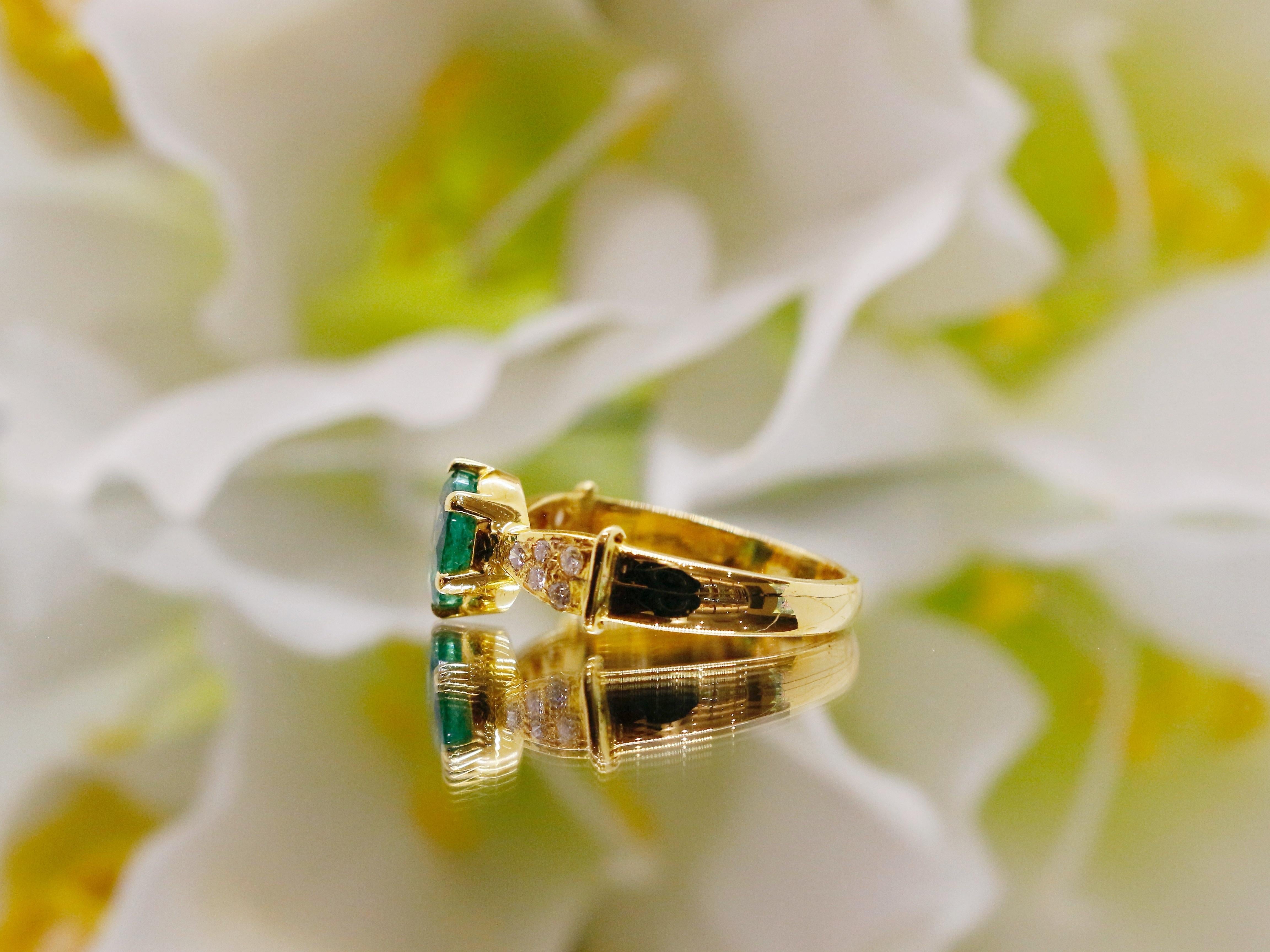 Atemberaubender Verlobungsring aus 18 Karat Gold mit natürlichem Smaragd und Diamant (Art déco) im Angebot