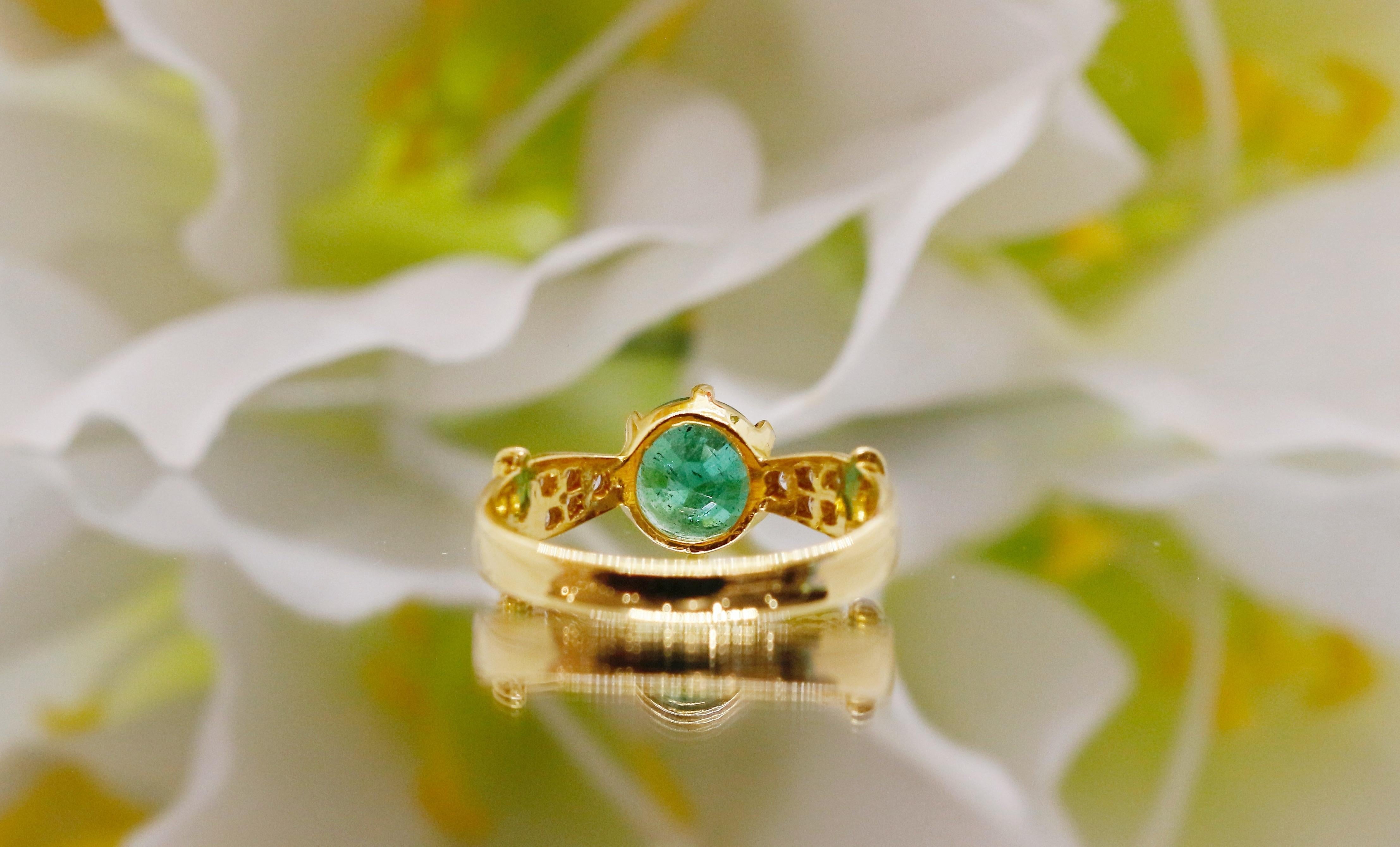 Art Deco Stunning 18 Karat Gold Natural Emerald Diamond Engagement Ring For Sale