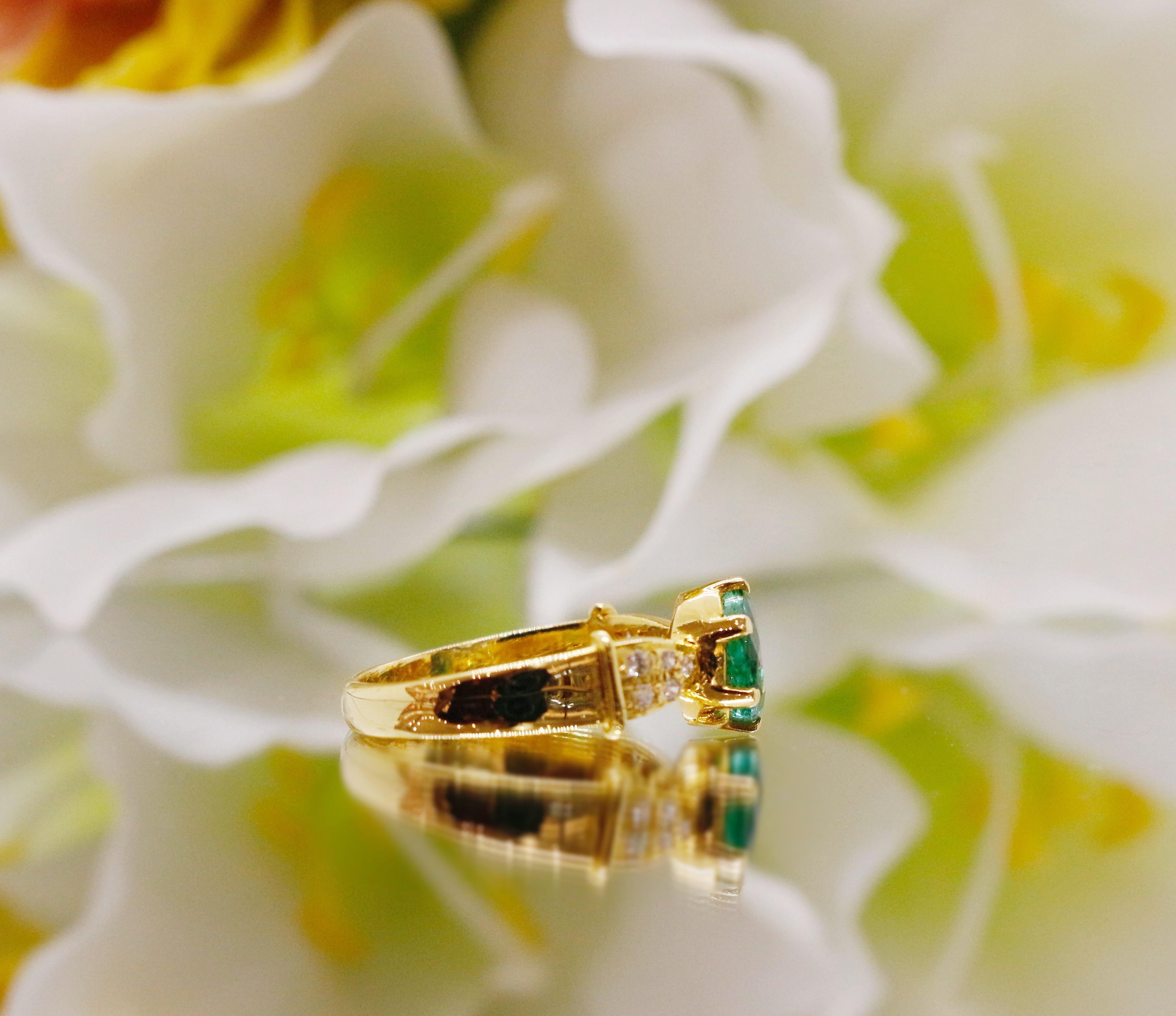 Atemberaubender Verlobungsring aus 18 Karat Gold mit natürlichem Smaragd und Diamant im Zustand „Neu“ im Angebot in Fukuoka City, Fukuoka