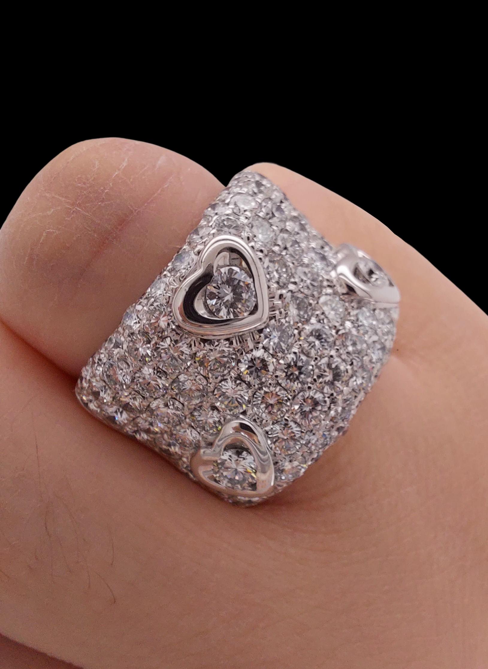 Stunning 18kt Gold Ring With 5.65ct Brilliant Cut Diamonds, 3 Set in Heart Shape 4