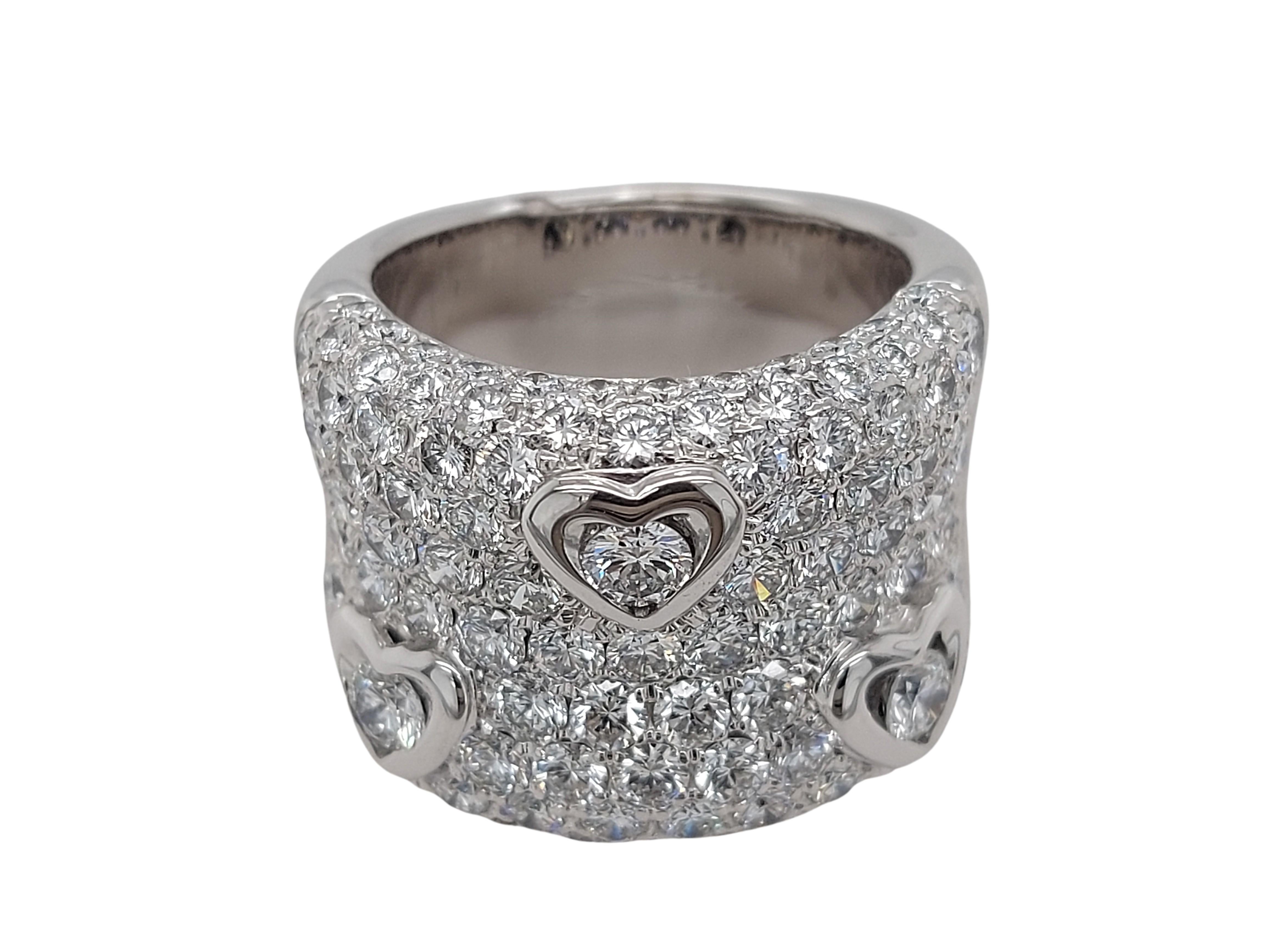 Atemberaubende 18kt Solid White Gold Ring mit 5,65ct Brillantschliff Diamanten, 3 Set in Herzform

Diamanten: Diamanten im Brillantschliff, zusammen 5,65ct, D/E Loupe Clean Top Qualität und Schliff

Material: 18kt Weißgold

Ringgröße: 56.3 EU / 7.75