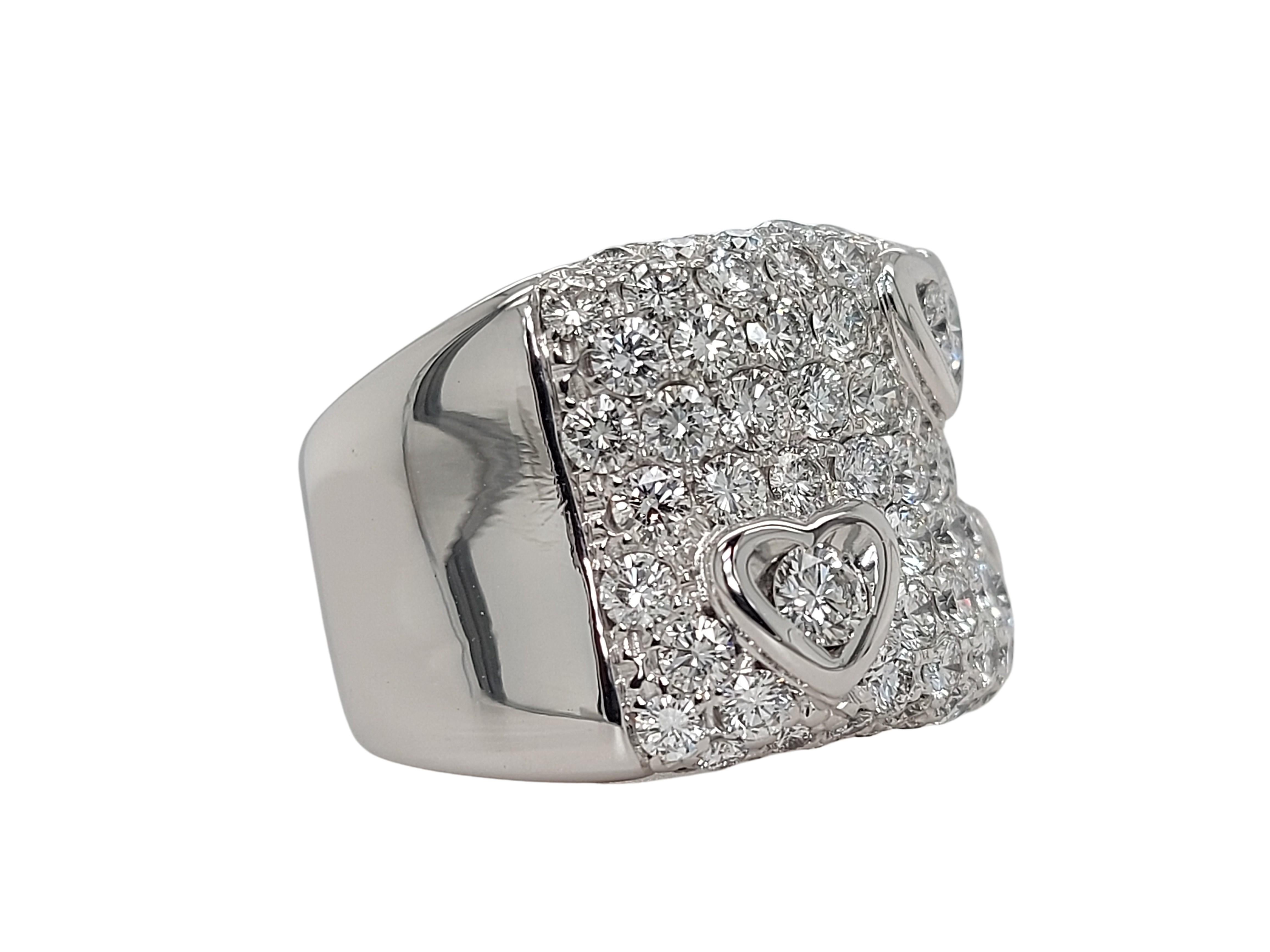 Atemberaubender Ring aus 18 Karat Gold mit 5,65 Karat Diamanten im Brillantschliff, 3 in Herzform gefasst für Damen oder Herren