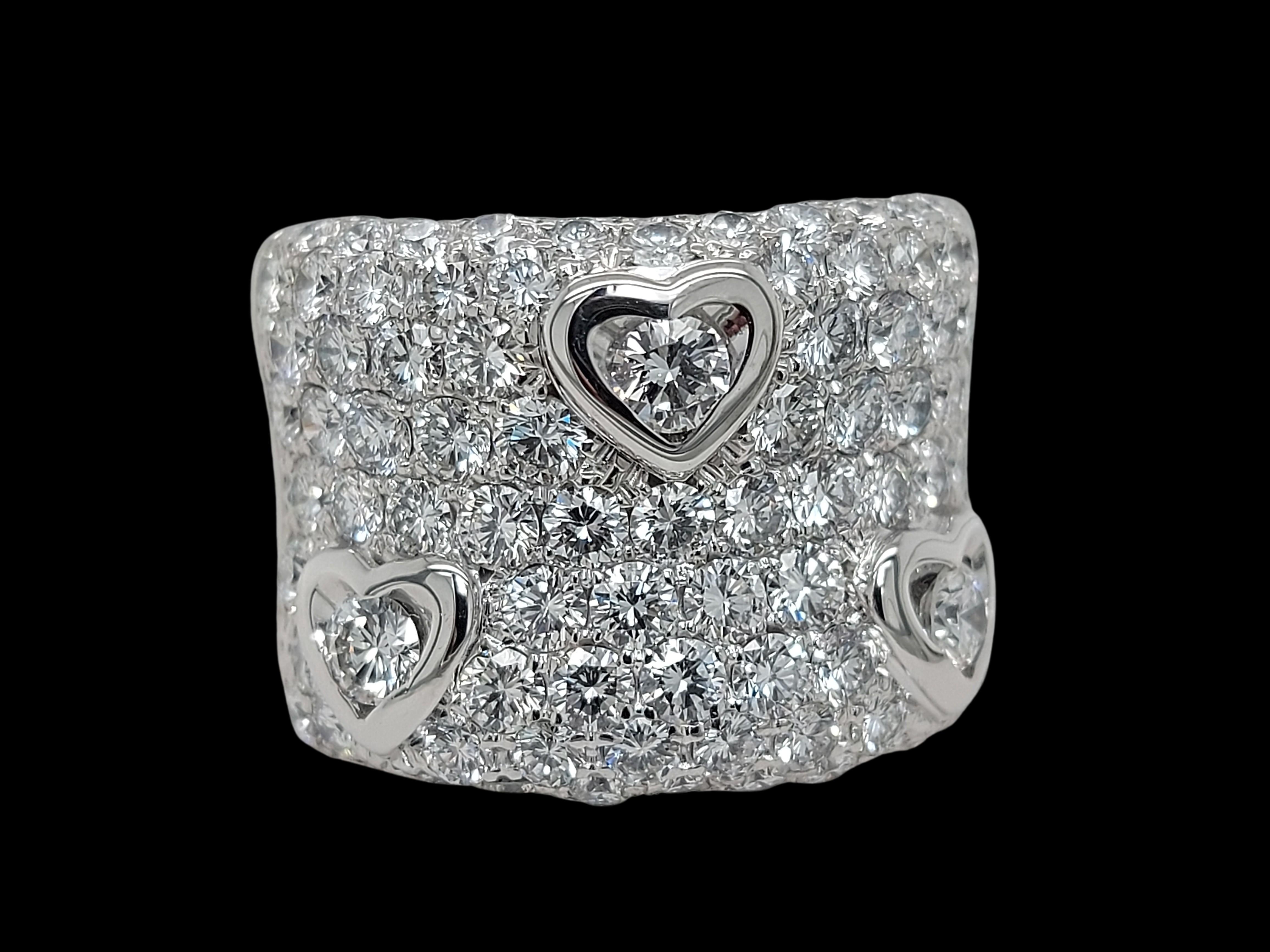 Women's or Men's Stunning 18kt Gold Ring With 5.65ct Brilliant Cut Diamonds, 3 Set in Heart Shape