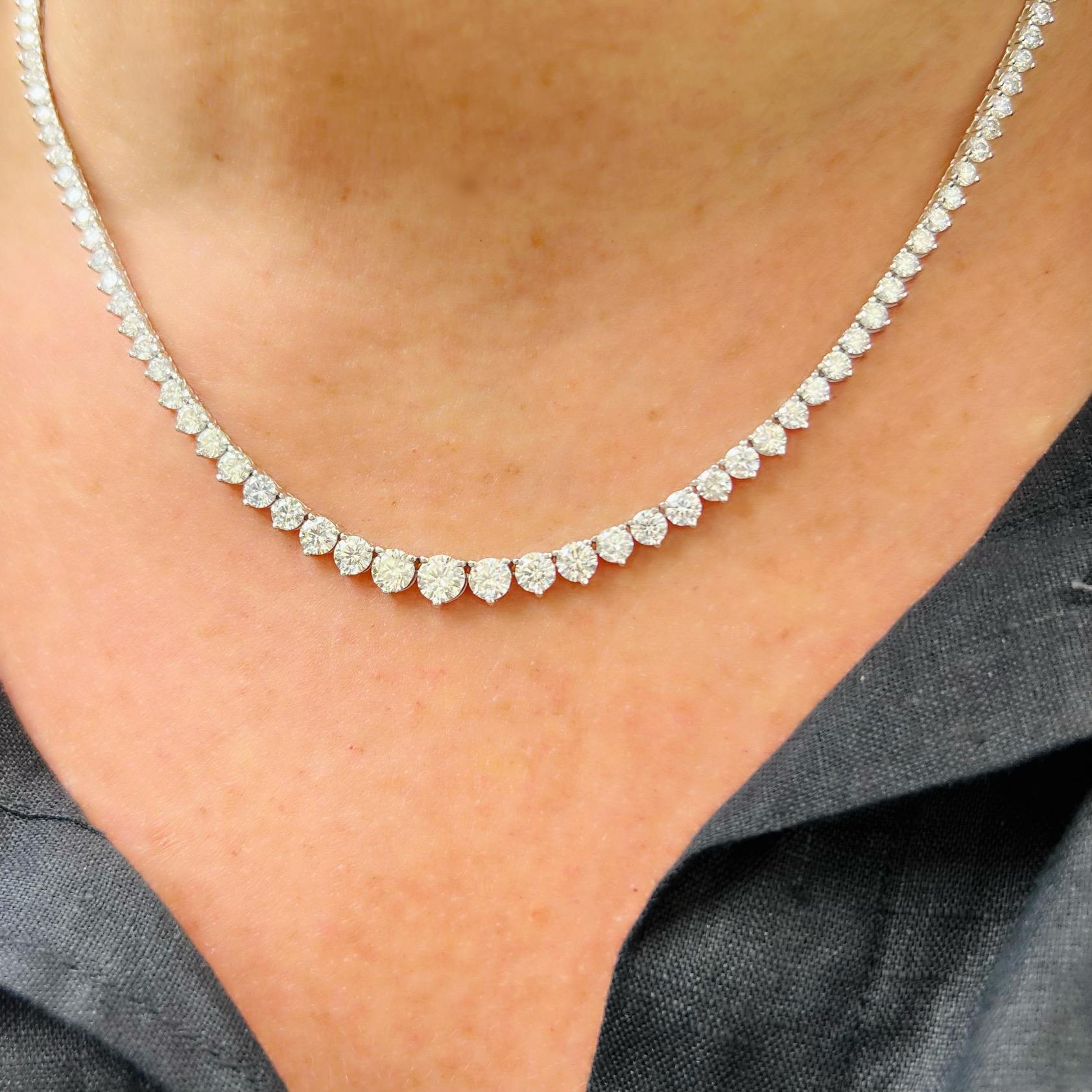 Stunning 18kt Graduated Diamond Line Necklace In Excellent Condition For Sale In San Francisco, CA