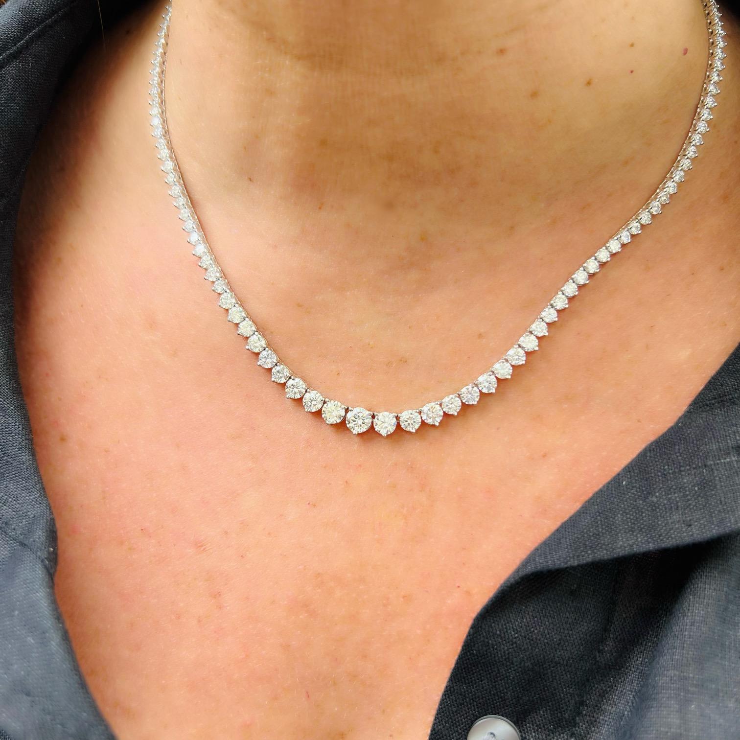 Stunning 18kt Graduated Diamond Line Necklace For Sale 1