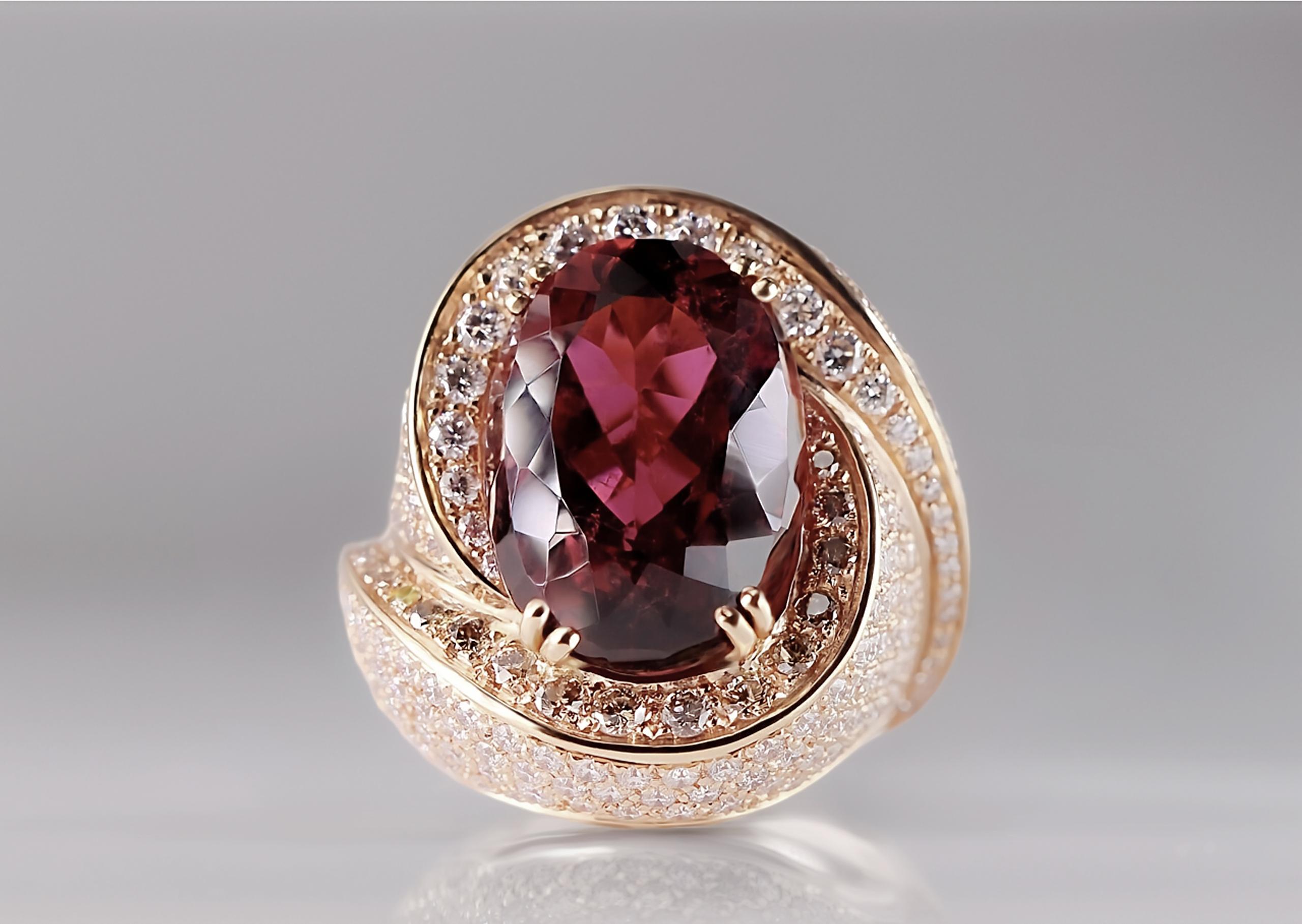 This beautiful ring showcases the exceptional craftsmanship of Italian goldsmith's art. Crafted with artisan skill and precision, it features an eye-catching three-dimensional design.

At the heart of the ring is a large 19.45 ct oval-shaped red