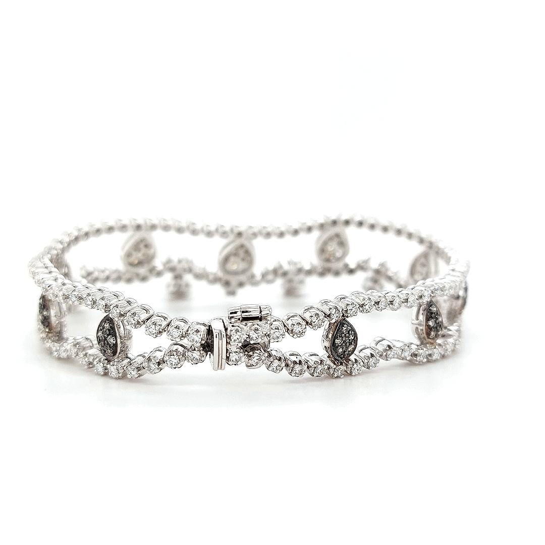Superbe bracelet à breloques en or blanc 18 carats avec 3 carats de diamants blancs et 1,10 carat de cognac Unisexe en vente
