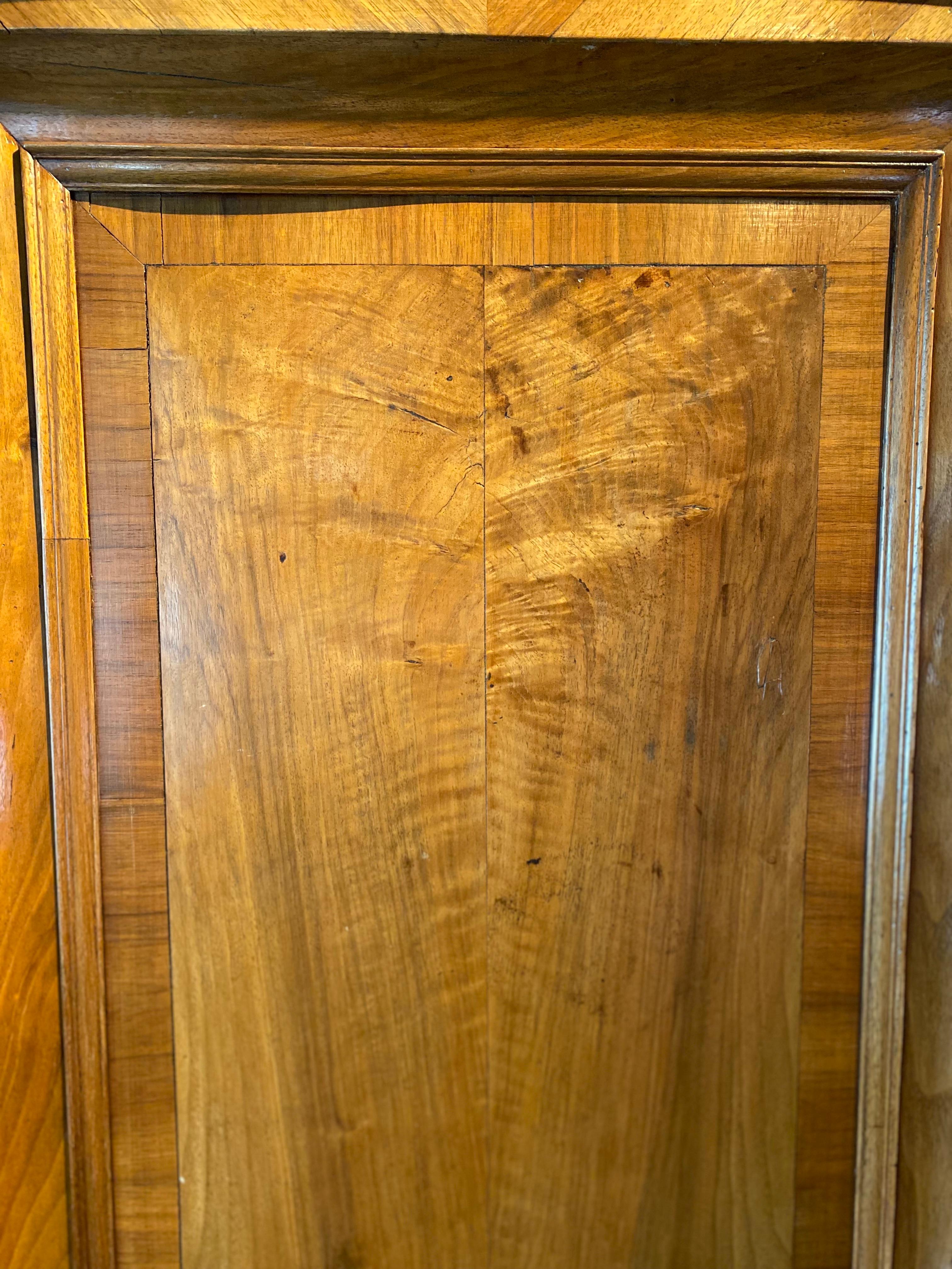 Rococo Superbe armoire ou armoire néerlandaise du 18ème siècle en noyer en vente