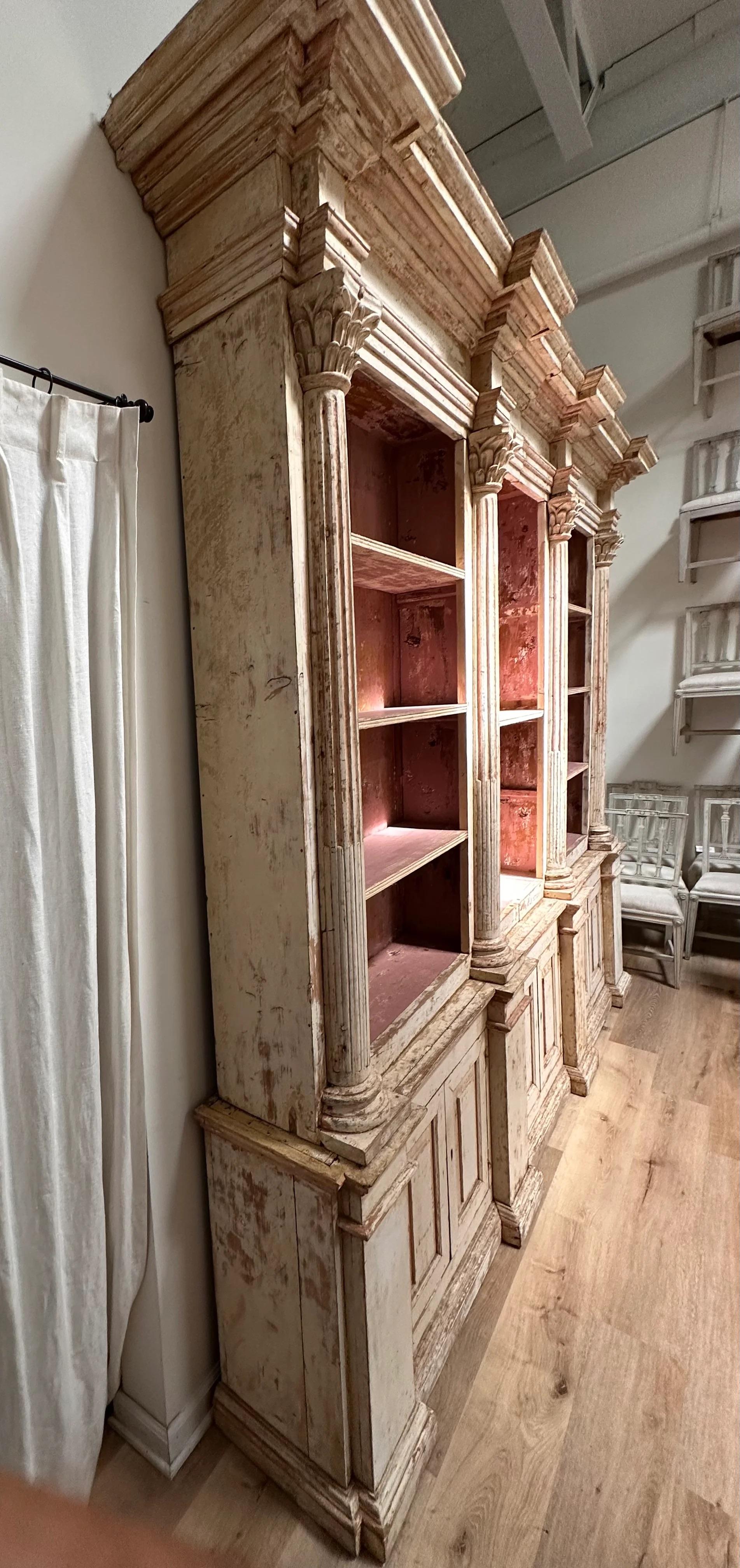 Superbe bibliothèque italienne du 18e siècle Bon état - En vente à Charlottesville, VA