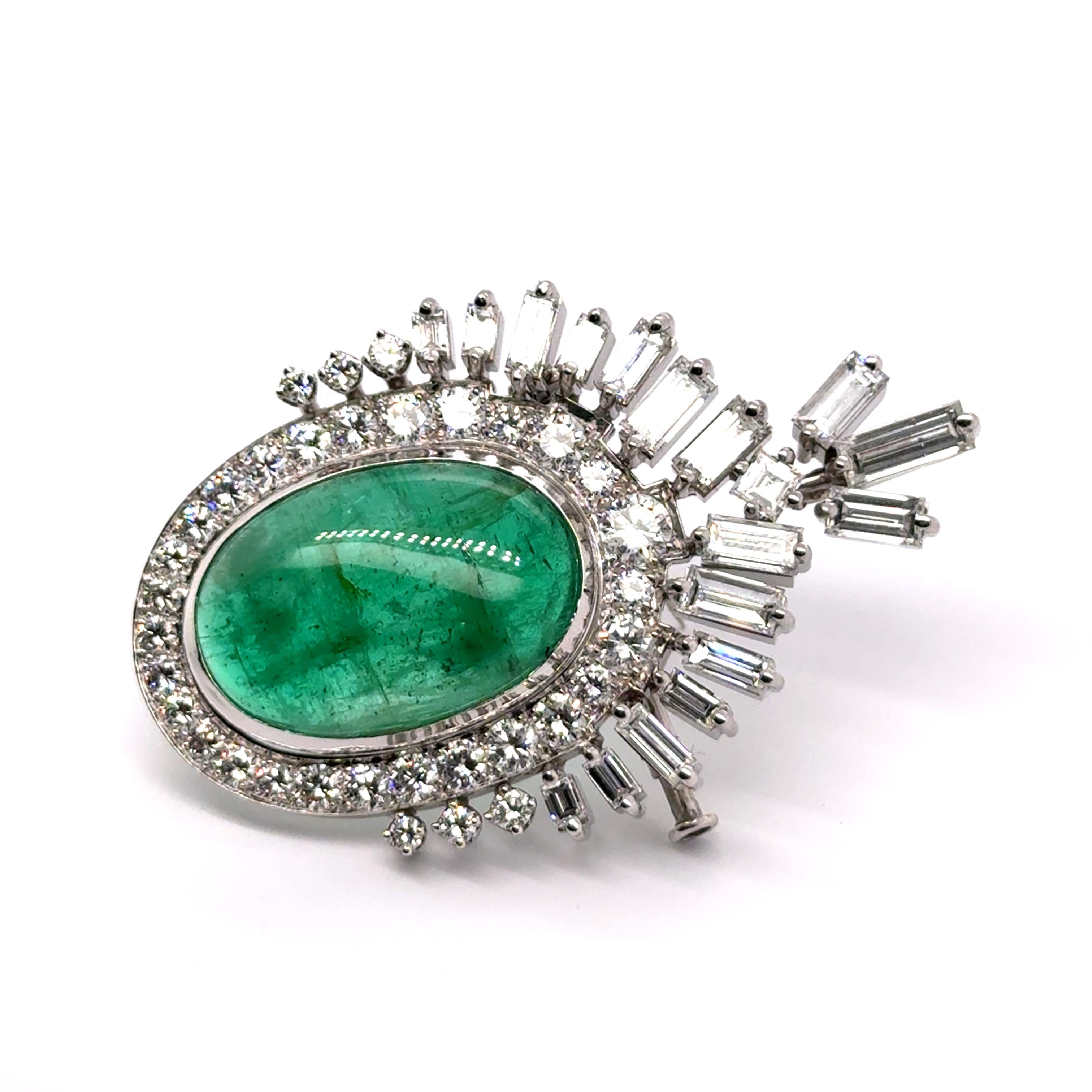 Stunning 19.00 Carat Emerald & Diamond Brooch-Pendant in Platinum 950 In Excellent Condition For Sale In Lucerne, CH