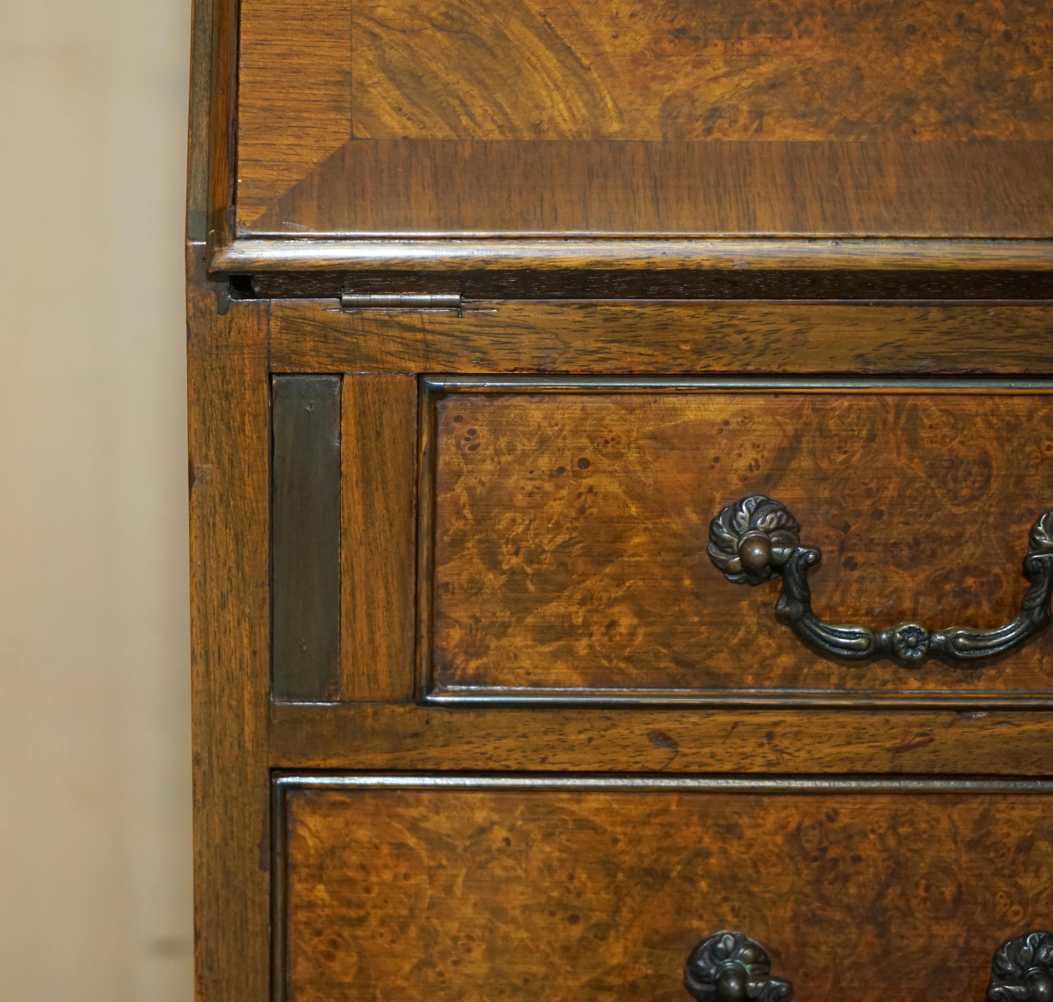 Stunning 1900s Burr & Burl Nussbaum Drop Front Bureau Schreibtisch Lovely Timber Patina (Handgefertigt) im Angebot