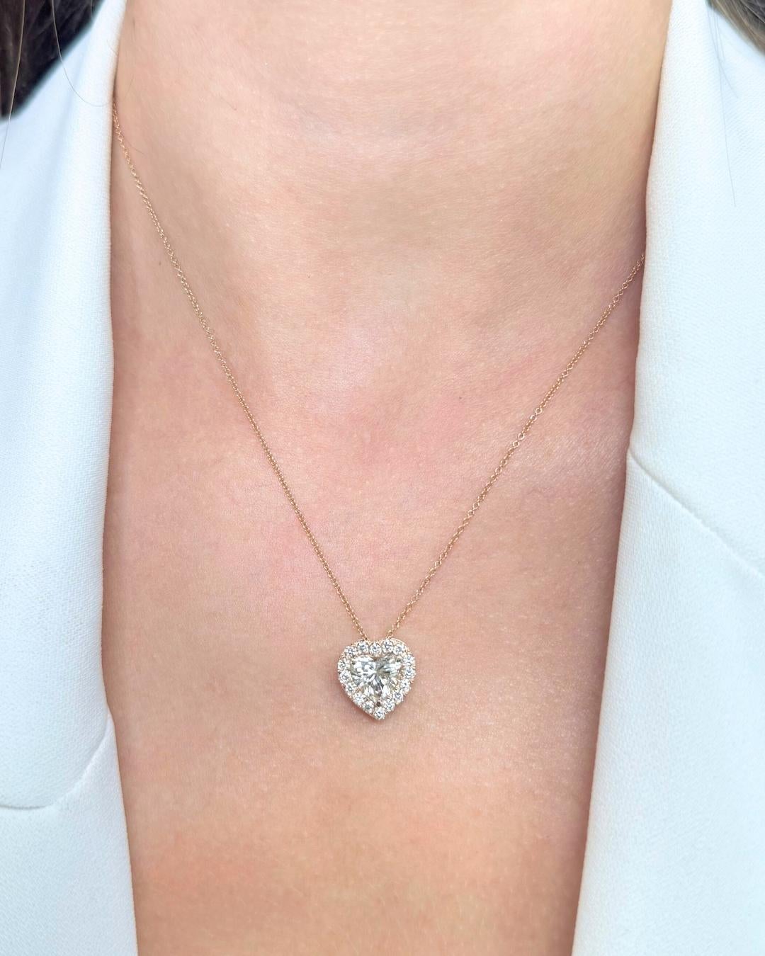 Splendida collana di diamanti da 1,91 carati con ciondolo a forma di cuore in oro rosa 18 carati - Certificato IGI

Innamorati dell'eleganza senza tempo di questa collana di diamanti a forma di cuore, realizzata in lussuoso oro rosa 18 carati. Il