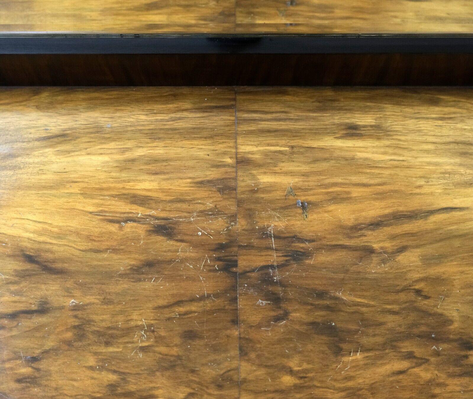 Miroir Superbe table de coiffeuse Art Déco des années 1920 en ronce de noyer avec sept tiroirs en vente