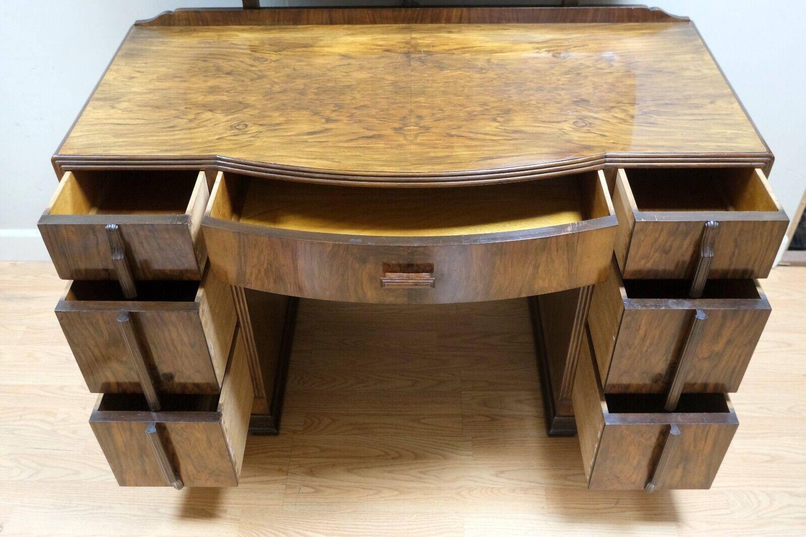 Superbe table de coiffeuse Art Déco des années 1920 en ronce de noyer avec sept tiroirs en vente 3