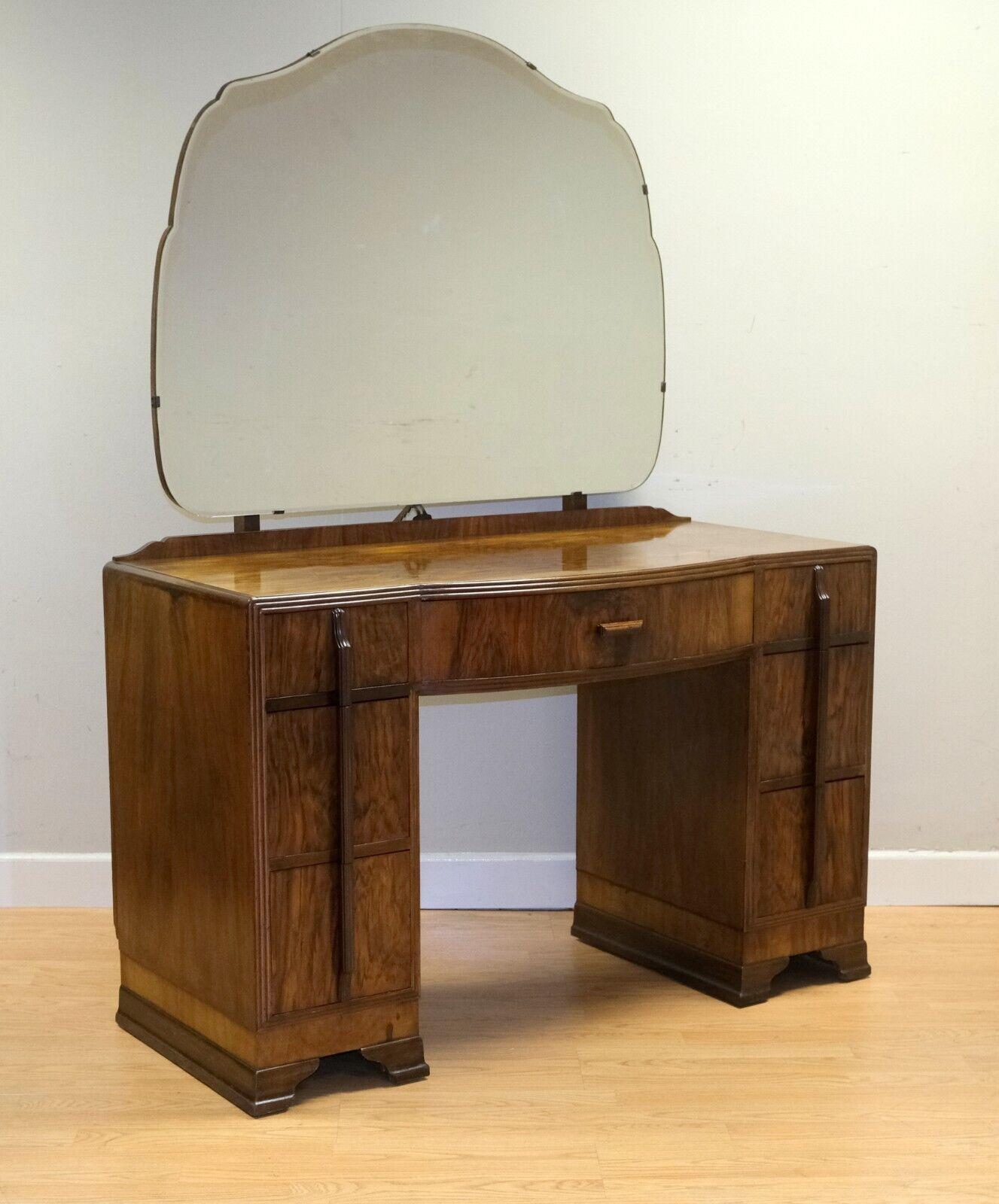 Superbe table de coiffeuse Art Déco des années 1920 en ronce de noyer avec sept tiroirs en vente 4