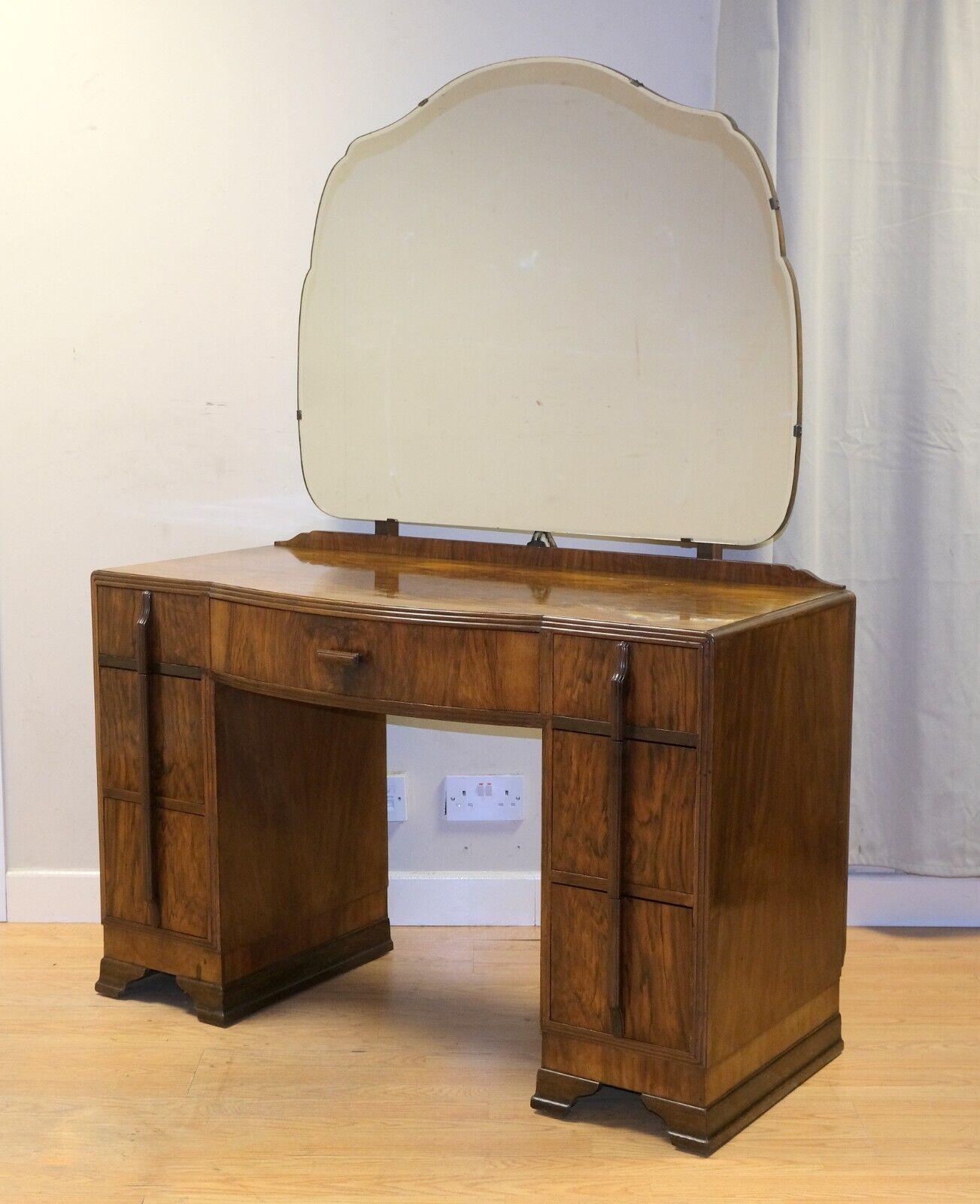 We are delighted to offer for sale this stunning 1920's Art Deco burr walnut dressing table with mirror and drawers.

This piece offers you a nice colour with original handles from the 1920's, Art Deco period. This dressing table is a well made