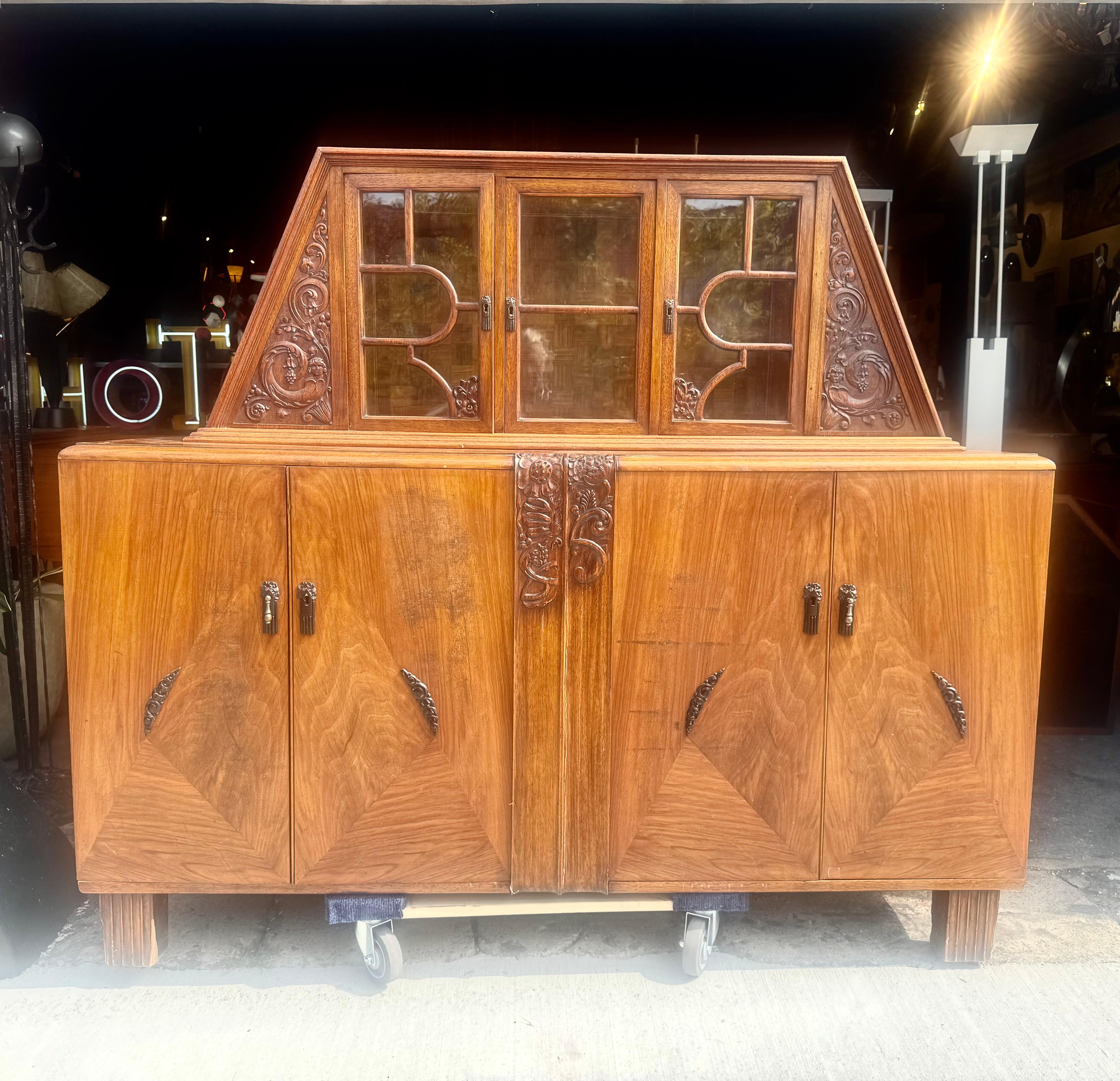 Magnifique et rarissime cabinet Art déco de l'école d'Amsterdam.
Design/One par Piet Kramer pour
Design/One des années 1930, d'un style et d'une conception étonnants. Magnifique sculpture stylisée de style Art déco. 
Meuble haut avec intérieur en