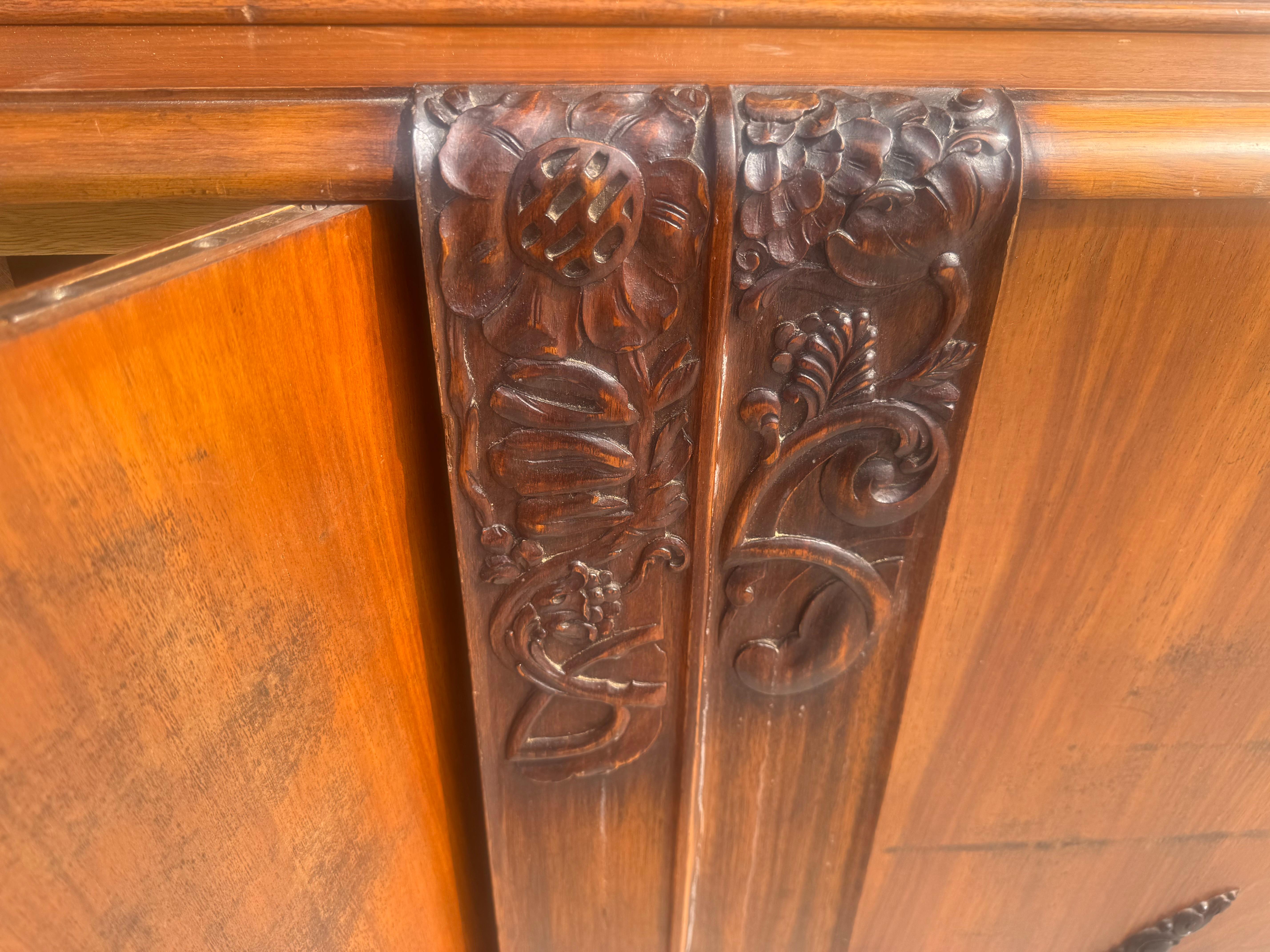 Bouleau Superbe serveur / armoire de l'école d'Amsterdam Art déco des années 1930 par Piet Kramer en vente