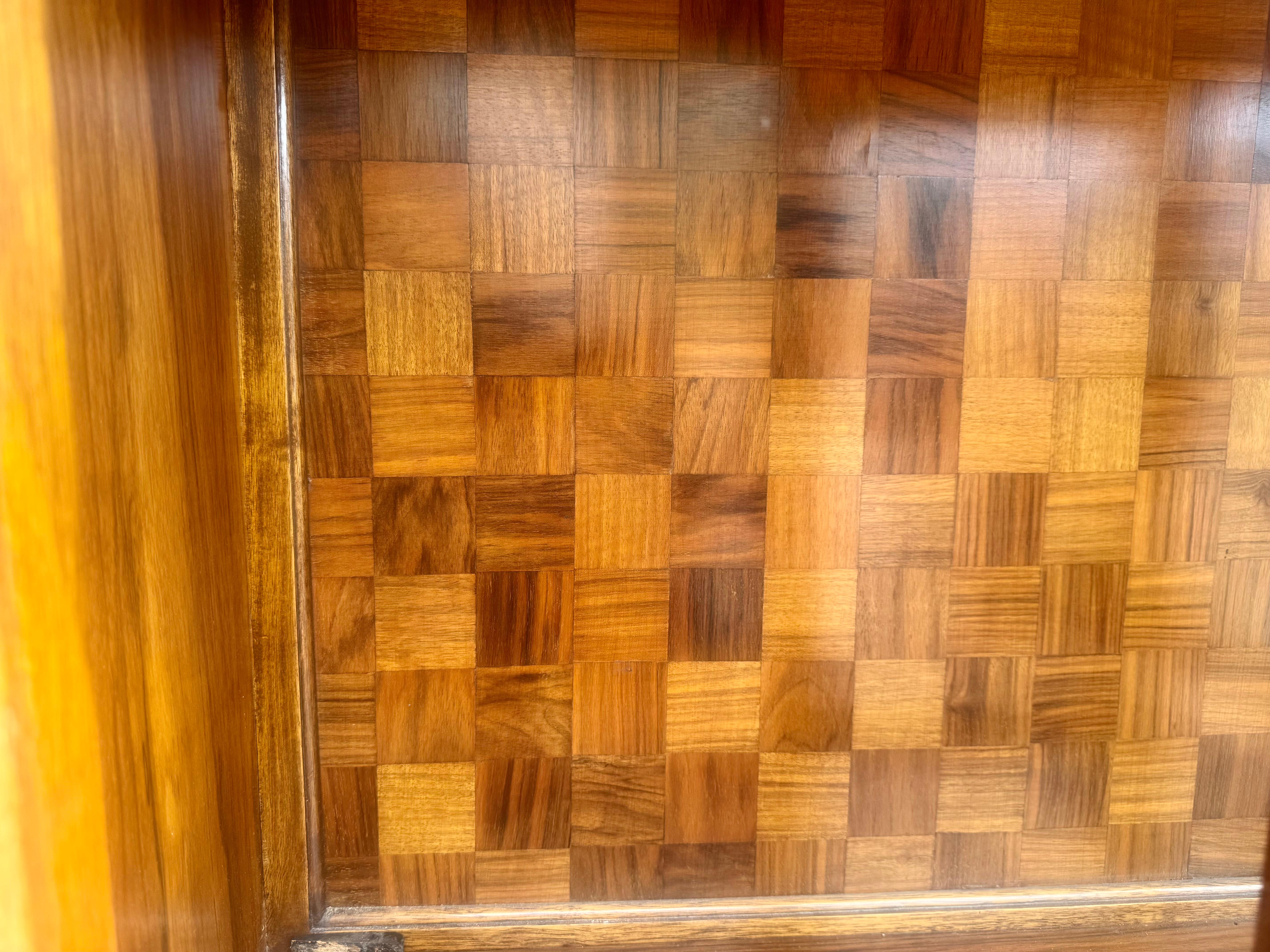Superbe serveur / armoire de l'école d'Amsterdam Art déco des années 1930 par Piet Kramer en vente 2