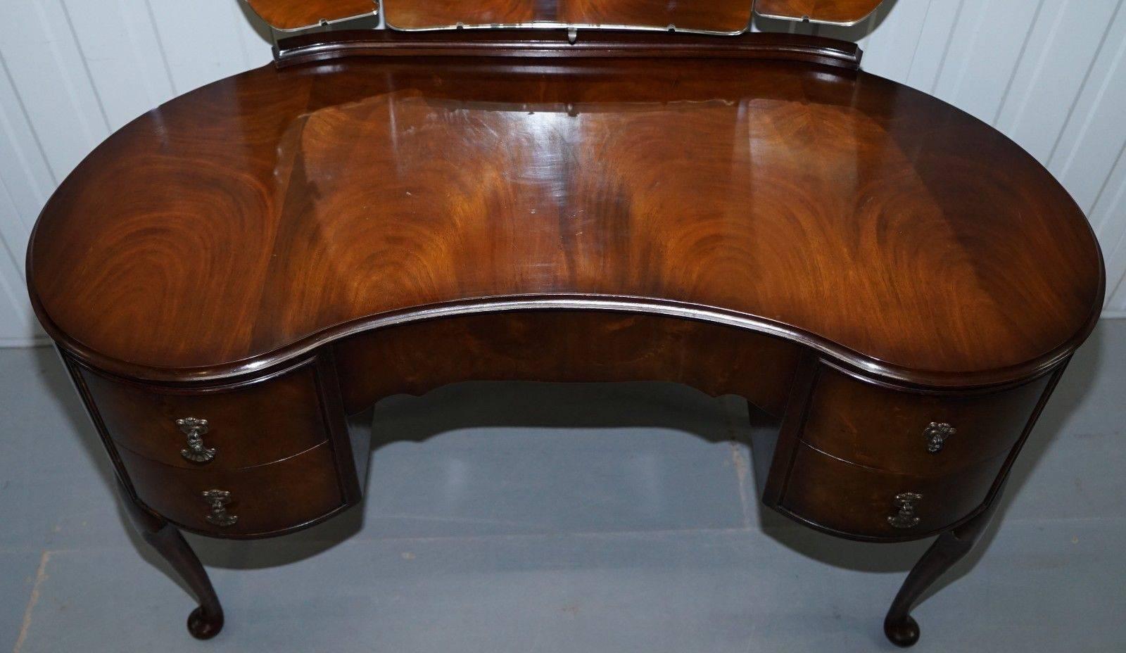 We are delighted to offer for sale this lovely, circa 1930s handmade in England Kidney shaped flamed mahogany dressing table with tri-folding mirrors

A very good looking decorative and well-made piece, this is part of a suite, I have a matching