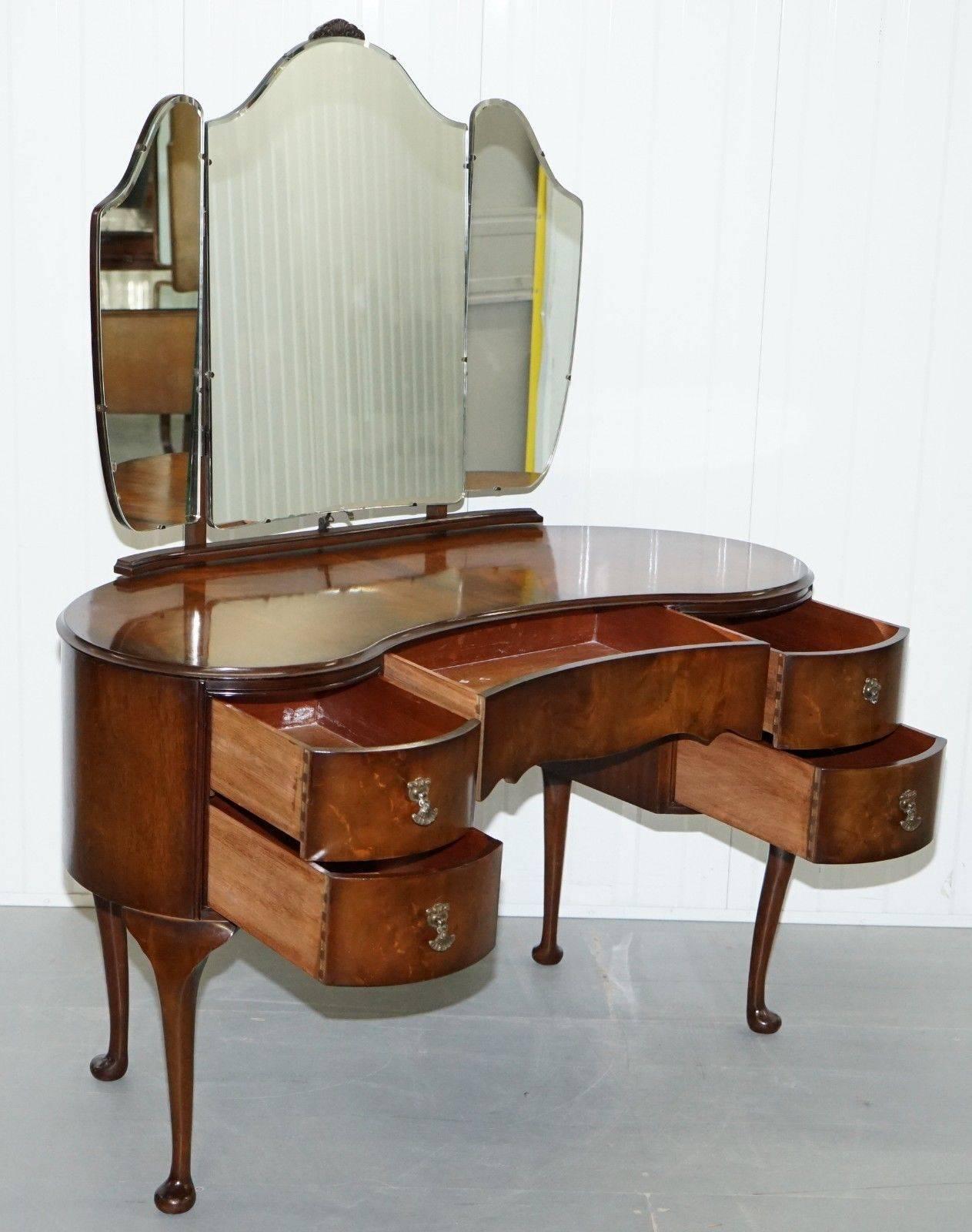 20th Century Stunning 1930s Flamed Mahogany Kidney Shaped Dressing Table Tri-Fold Mirrors