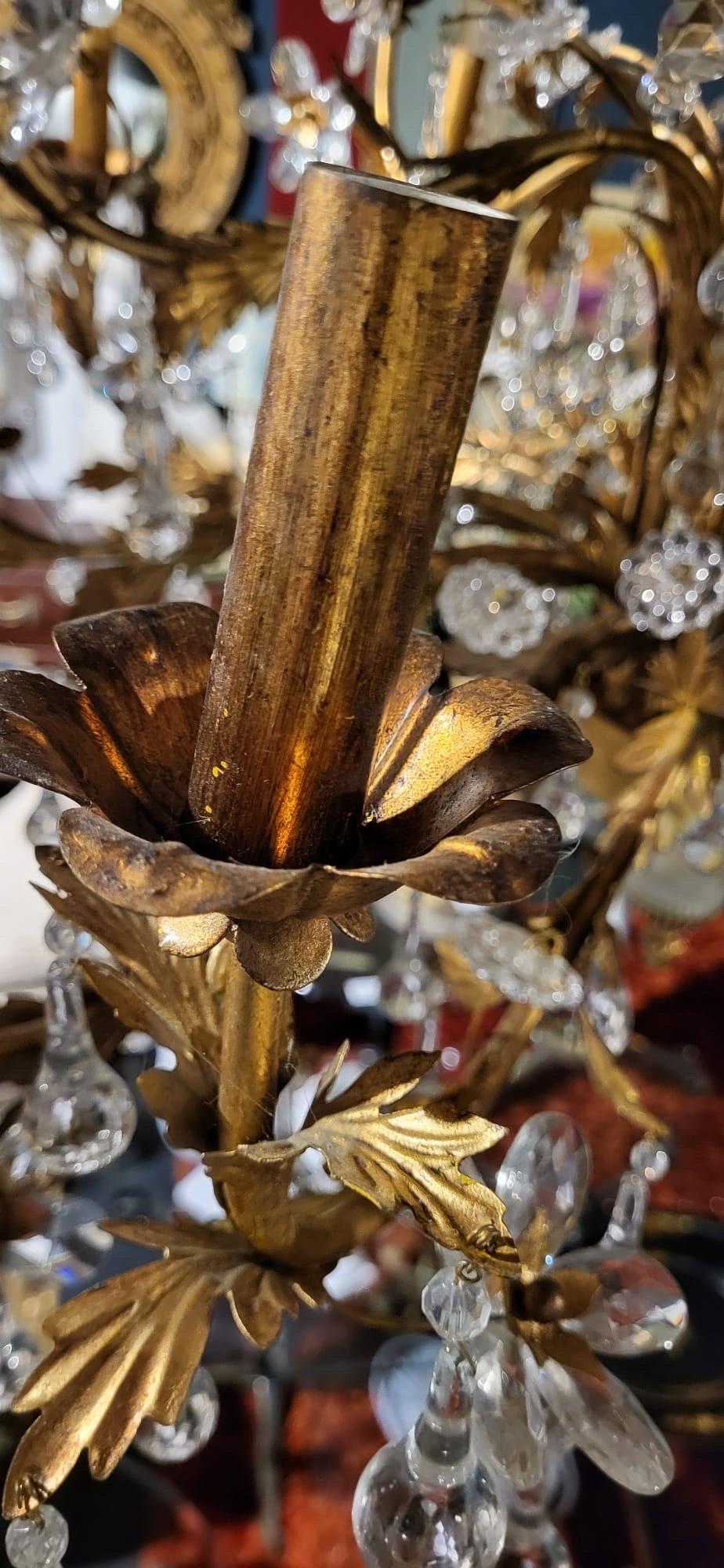 Nous avons ici un magnifique exemple de lustre italien en métal doré avec de superbes détails en cristal. En particulier la coupelle en bas. Jamais vu auparavant. 