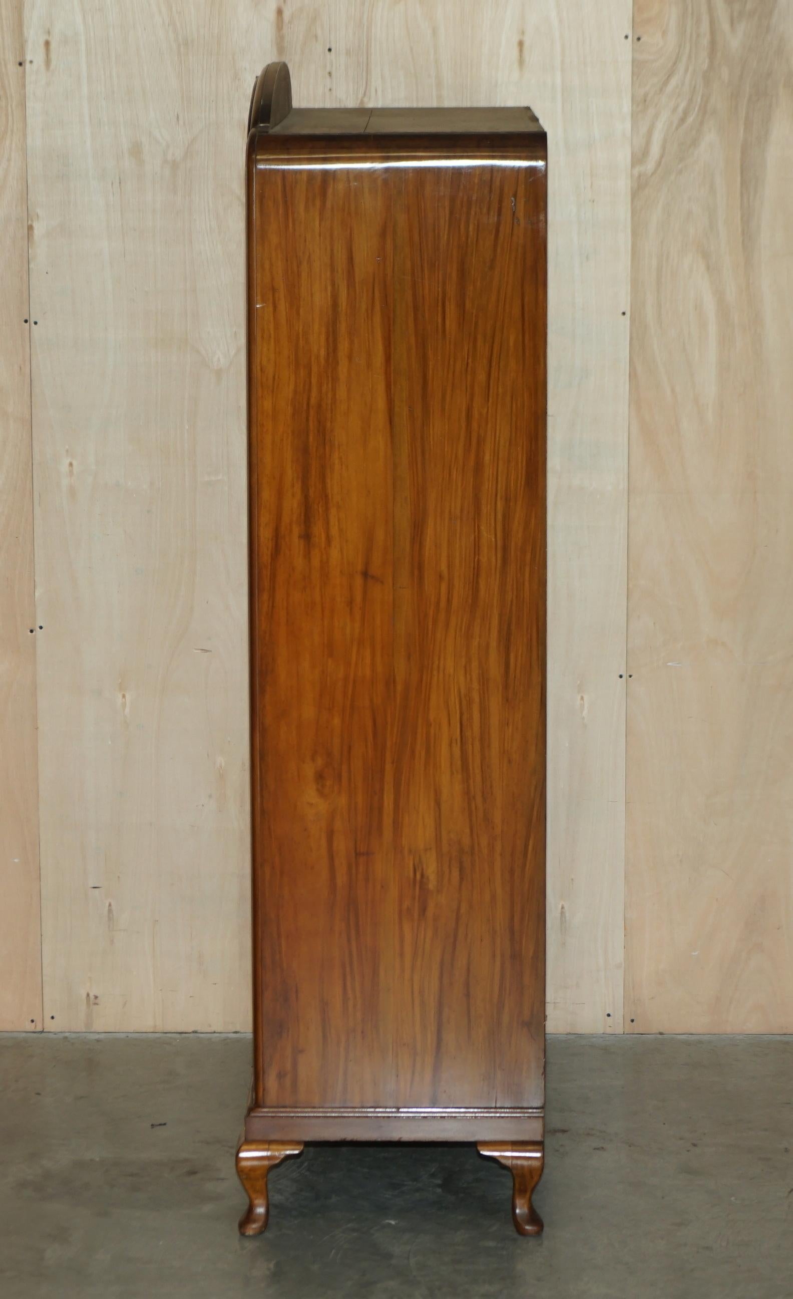 Stupendo armadio a due ante in radica di Waring & Gillows del 1932 con specchio in vendita 1