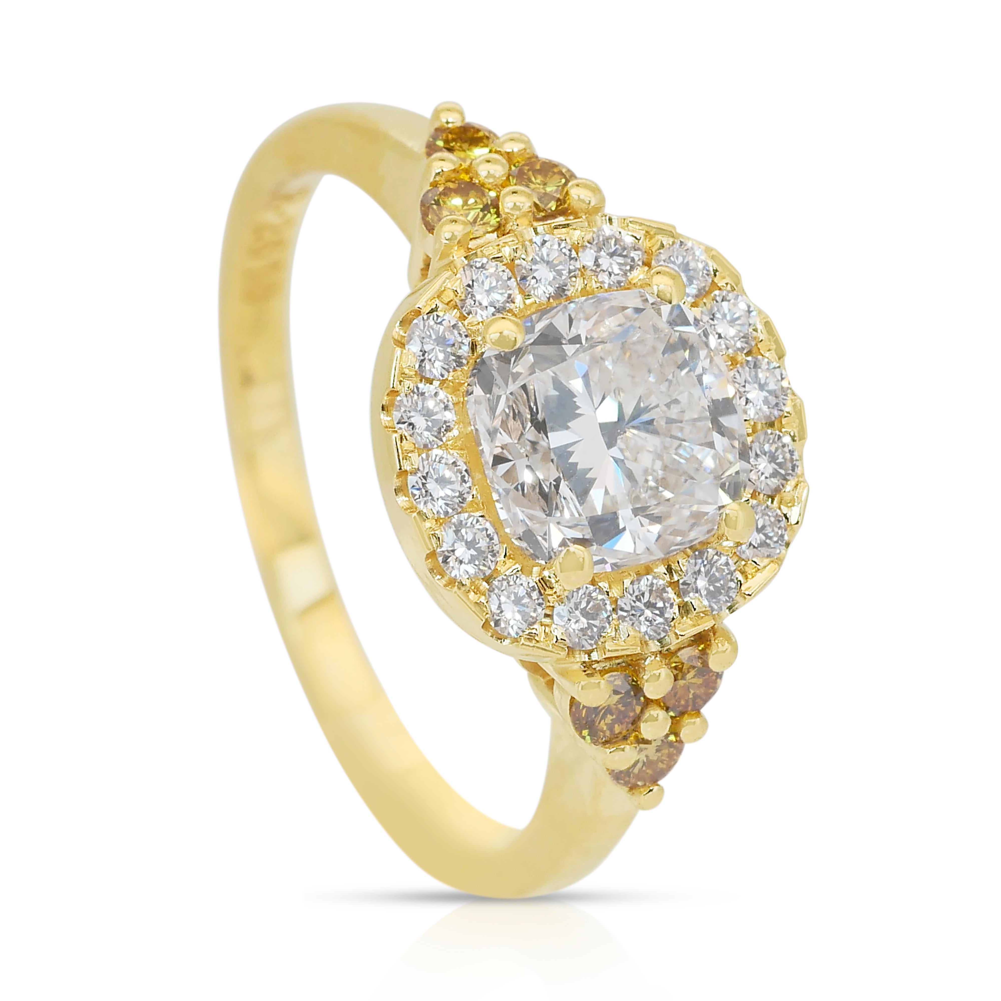 Stunning 1.93ct Diamonds Halo Ring in 18k Yellow Gold - IGI Certified For Sale 1