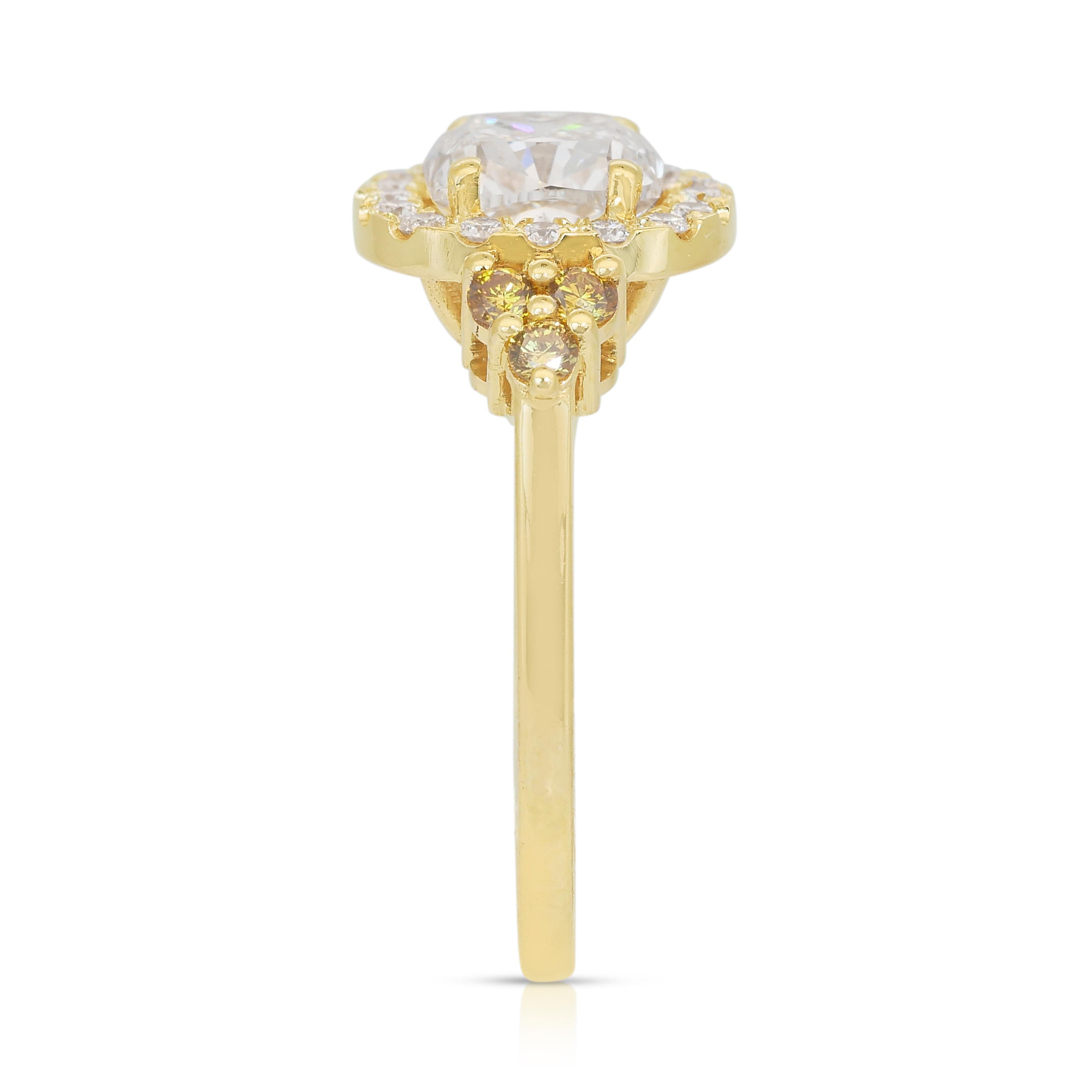 Stunning 1.93ct Diamonds Halo Ring in 18k Yellow Gold - IGI Certified For Sale 2