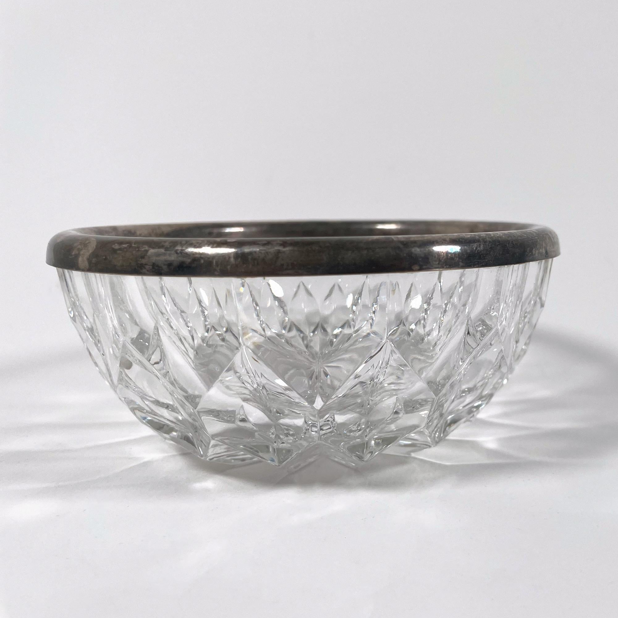 Scopri la squisita bellezza di questa splendida ciotola in cristallo di Boemia degli anni '50, un pezzo senza tempo che unisce eleganza e funzionalità. Con un diametro di 12 cm e un'altezza di 5 cm, questa ciotola presenta intricati disegni che